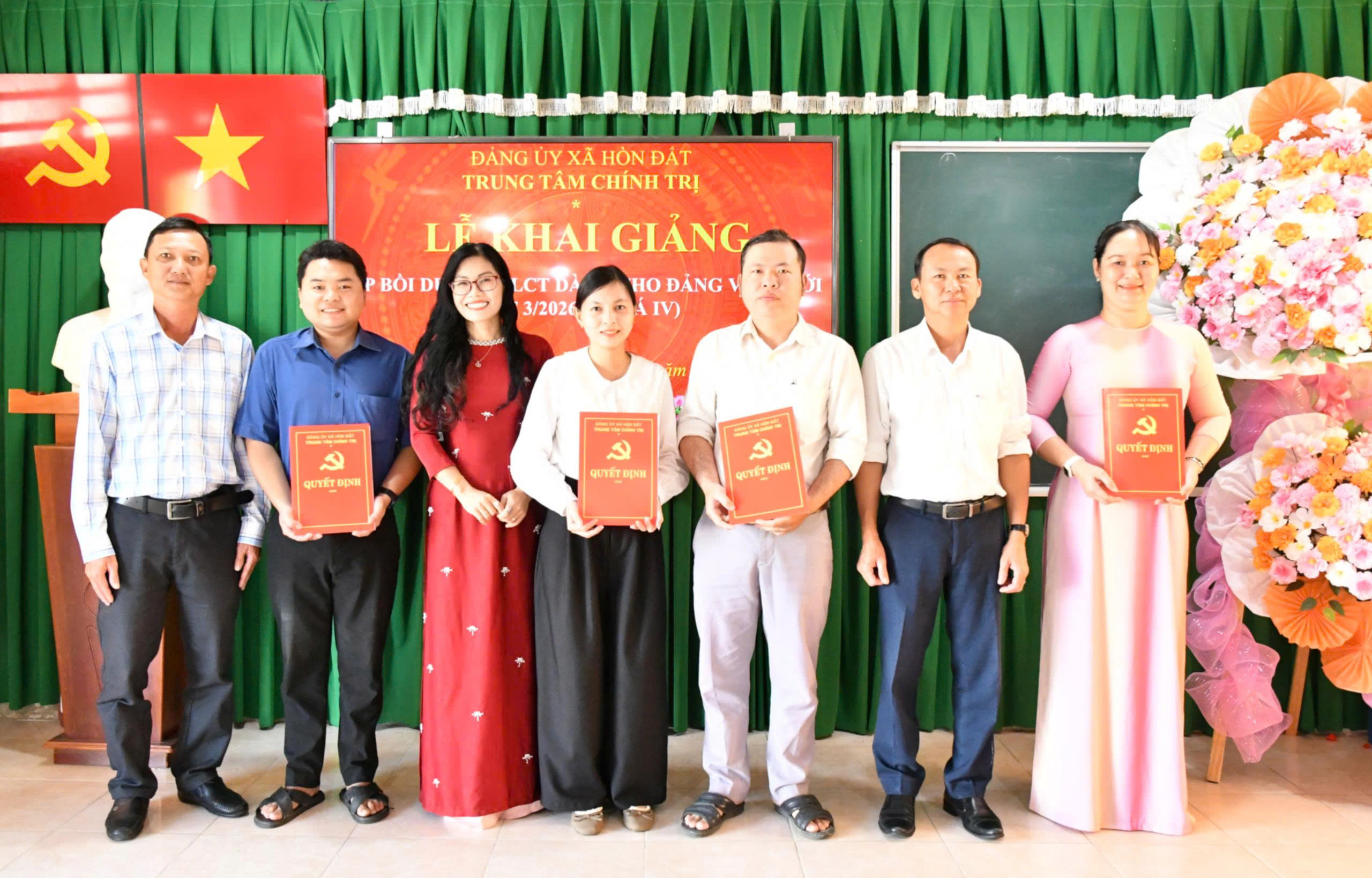 Ảnh 1: Trung tâm Chính trị xã Hòn Đất trao quyết định phân công chủ nhiệm và Ban Cán sự lớp.