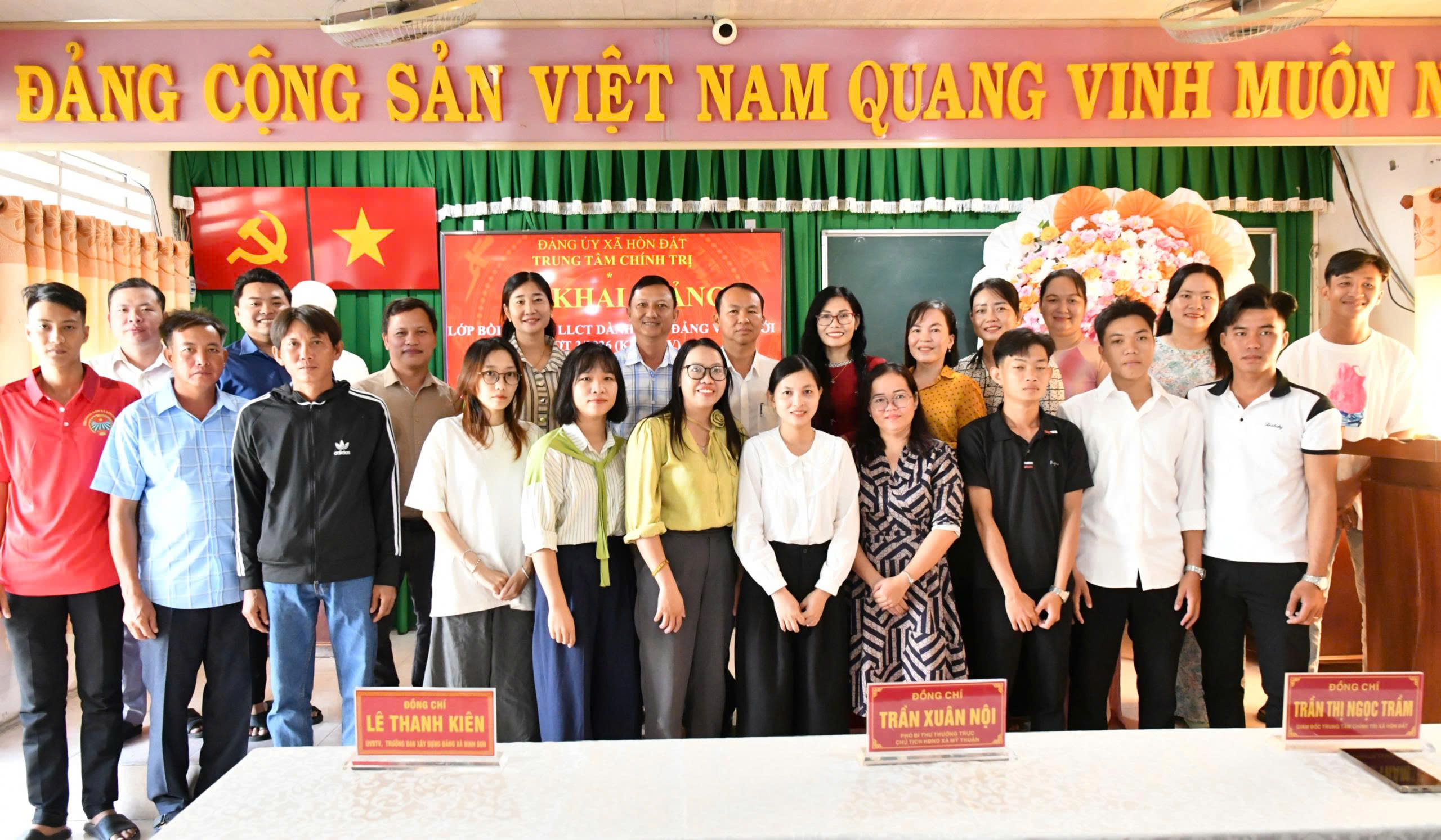 Ảnh 2: Các đại biểu chụp ảnh lưu niệm cùng các học viên