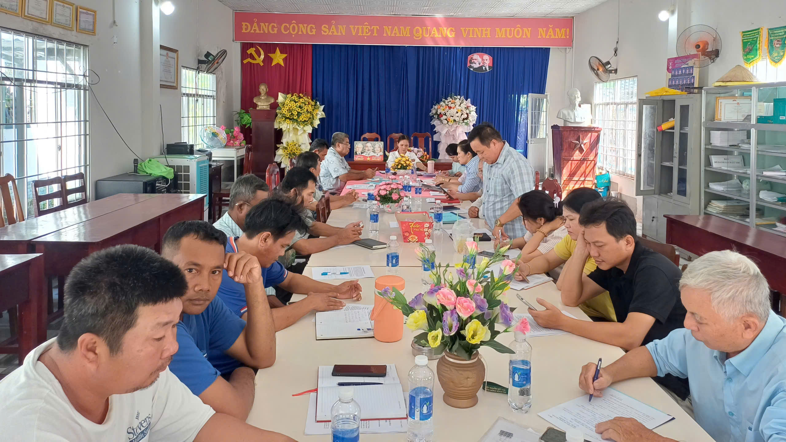 Quang cảnh buổi họp chi bộ ấp