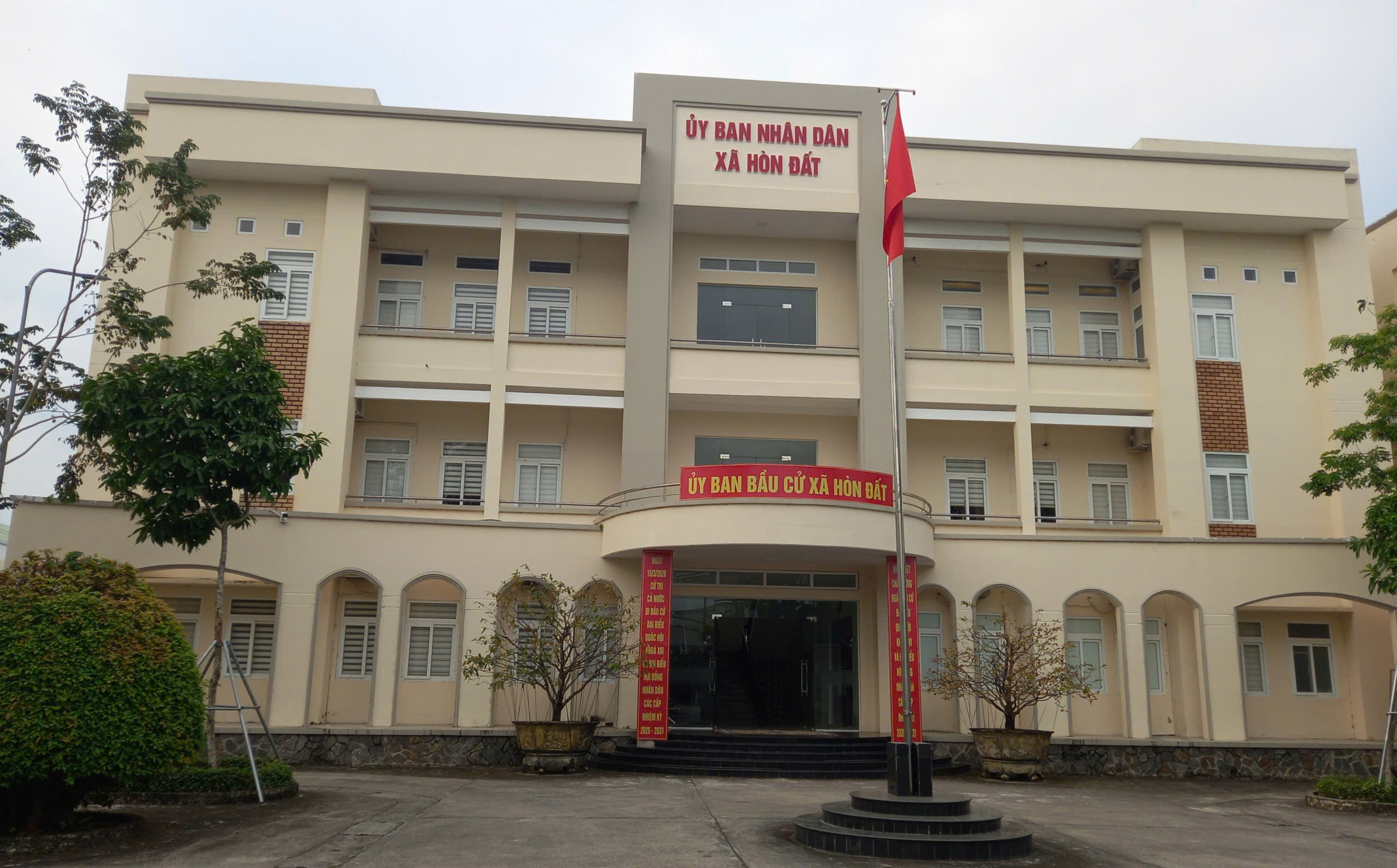 Nơi làm việc của Ban bầu cử số 8 đại biểu Hội đồng nhân dân xã Hòn Đất nhiệm kỳ 2026 - 2031 đặt tại trụ sở Ủy ban nhân dân xã Hòn Đất, ấp Đường Hòn, xã Hòn Đất, tỉnh An Giang.