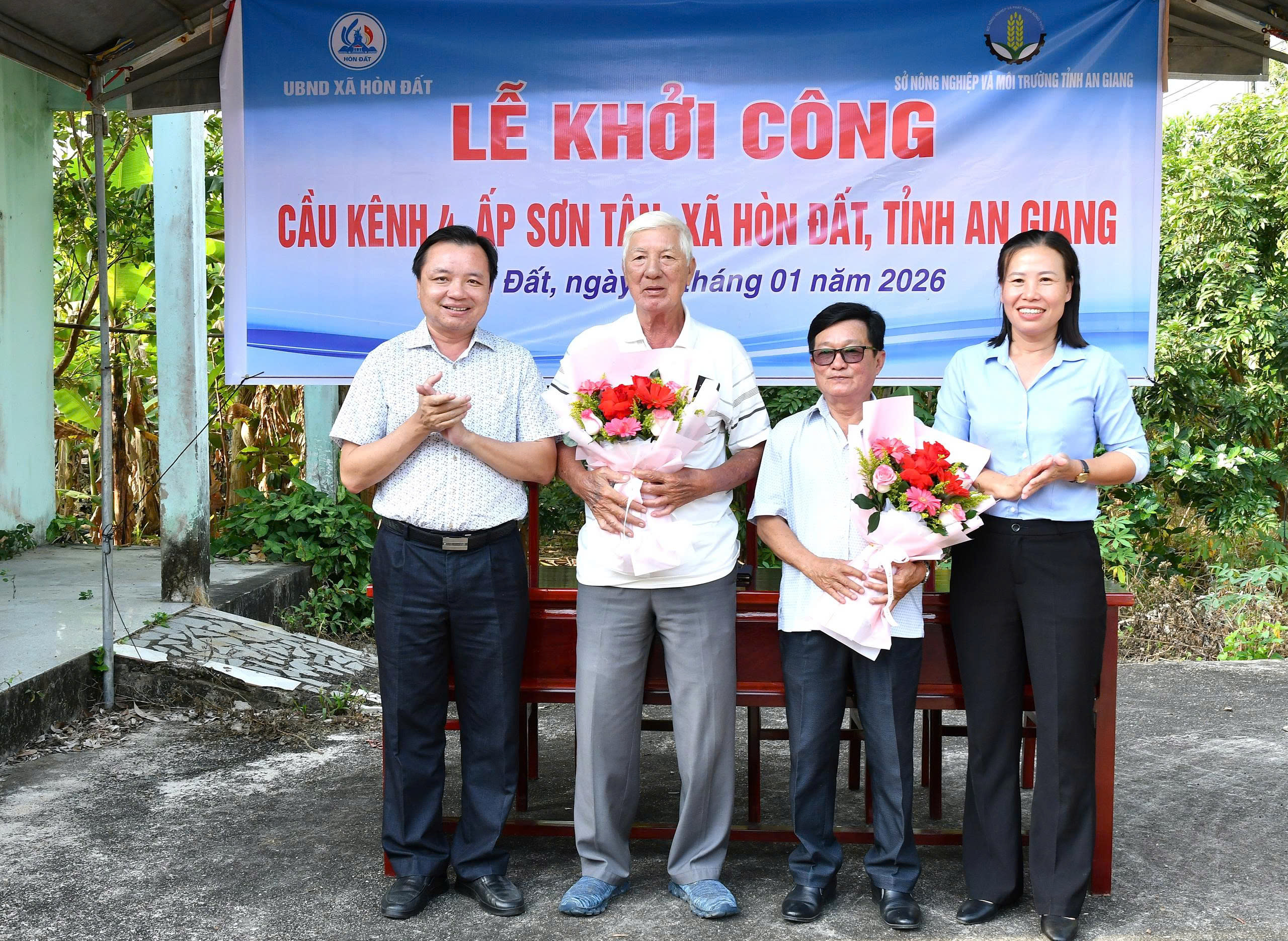 Ảnh 1: Lãnh đạo Đảng uỷ, HĐND - UBND xã Hòn Đất cùng đơn vị thi công đã thực hiện nghi thức khởi công công trình cầu Kênh 4, ấp Sơn Tân