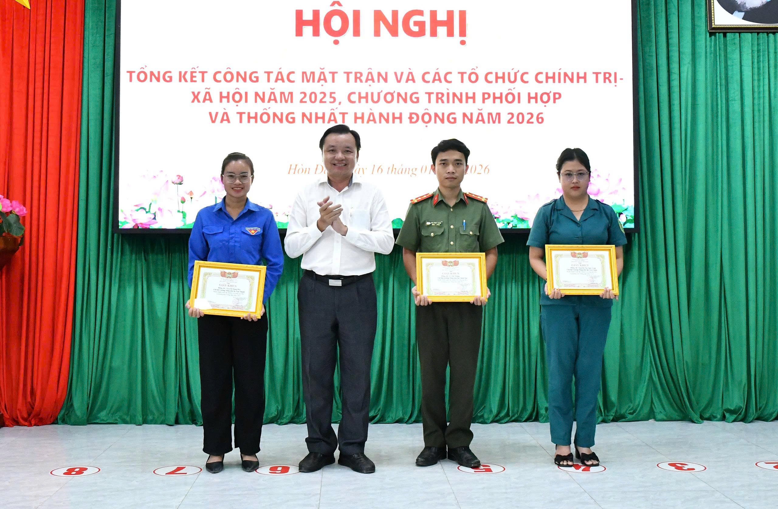 Ảnh 1: Bí thư Đảng uỷ xã Hòn Đất trao giấy khen cho 03 tập thể có thành tích tốt torng công tác đoàn và phong trào thanh thiếu nhi năm 2025.