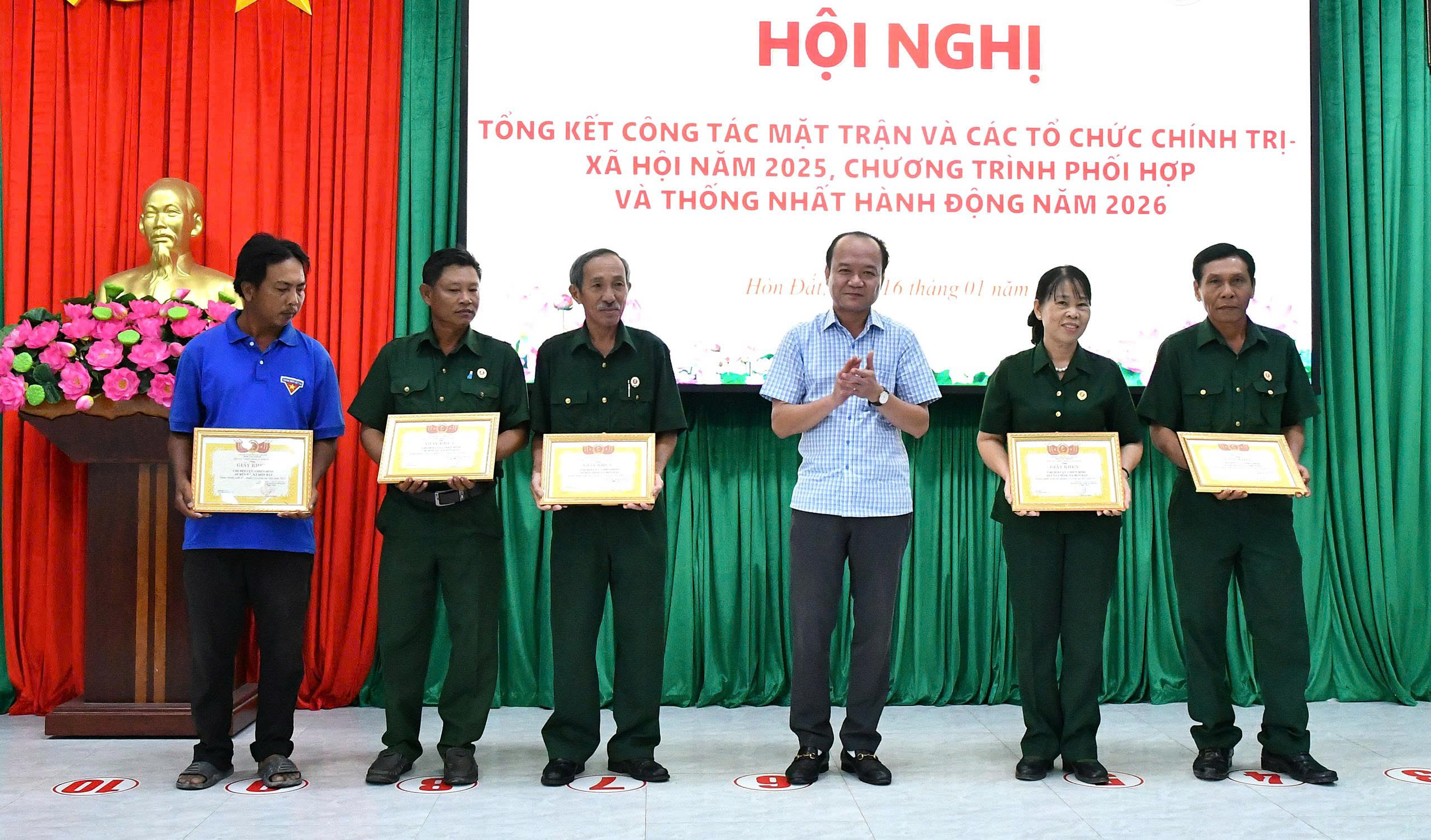 Ảnh 2: Đồng chí Lương Đắc Hoà – Phó Bí thư thường trực, Chủ tịch Hội đồng nhân dân xã Hòn Đất trao giấy khen cho 5 tập thể có thành tích tốt trong phong trào thi đua “Cựu chiến binh gương mẫu”  năm 2025
