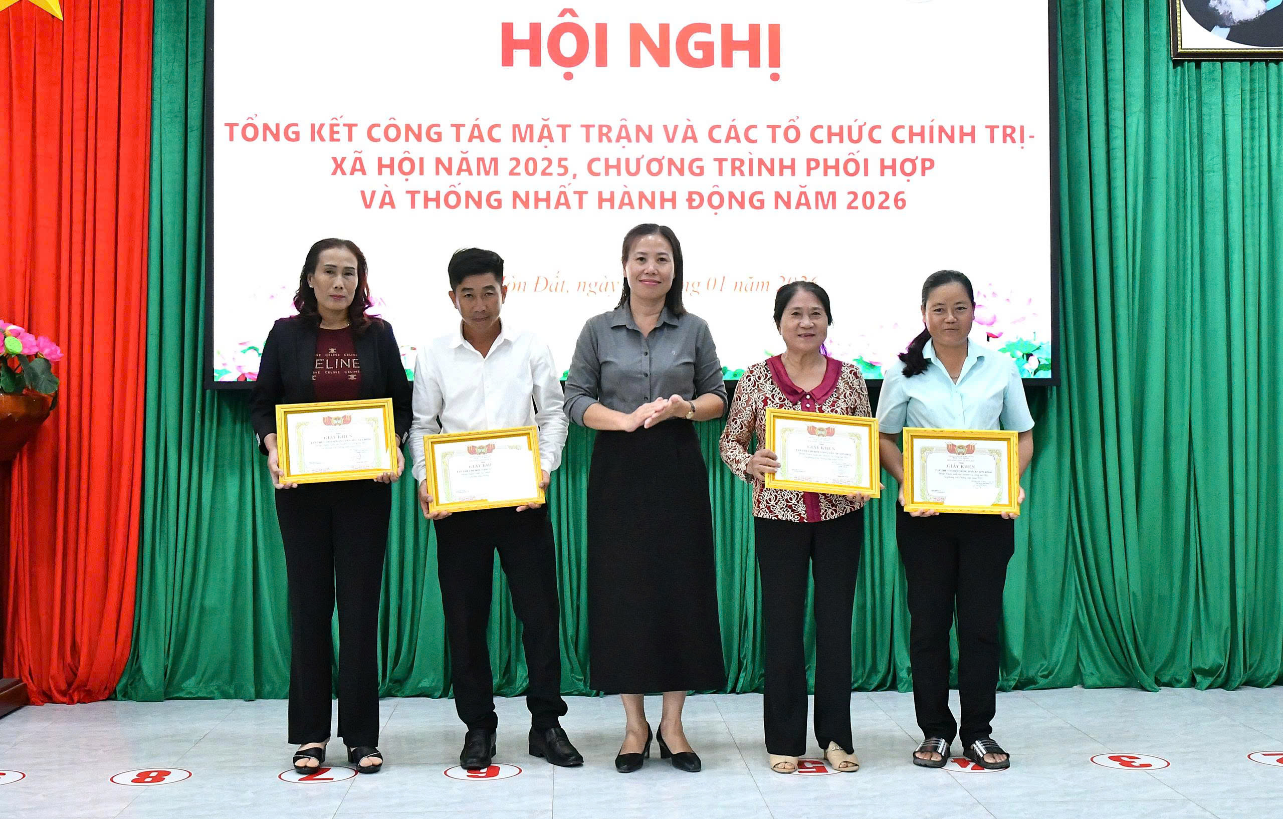 Ảnh 3: Đồng chí Phạm Thu Thuỷ - Phó Bí thư Đảng uỷ, Chủ tịch UBND xã trao giấy khen cho các tập thể có thành tích trong công tác Hội và phong trào nông dân năm 2025.