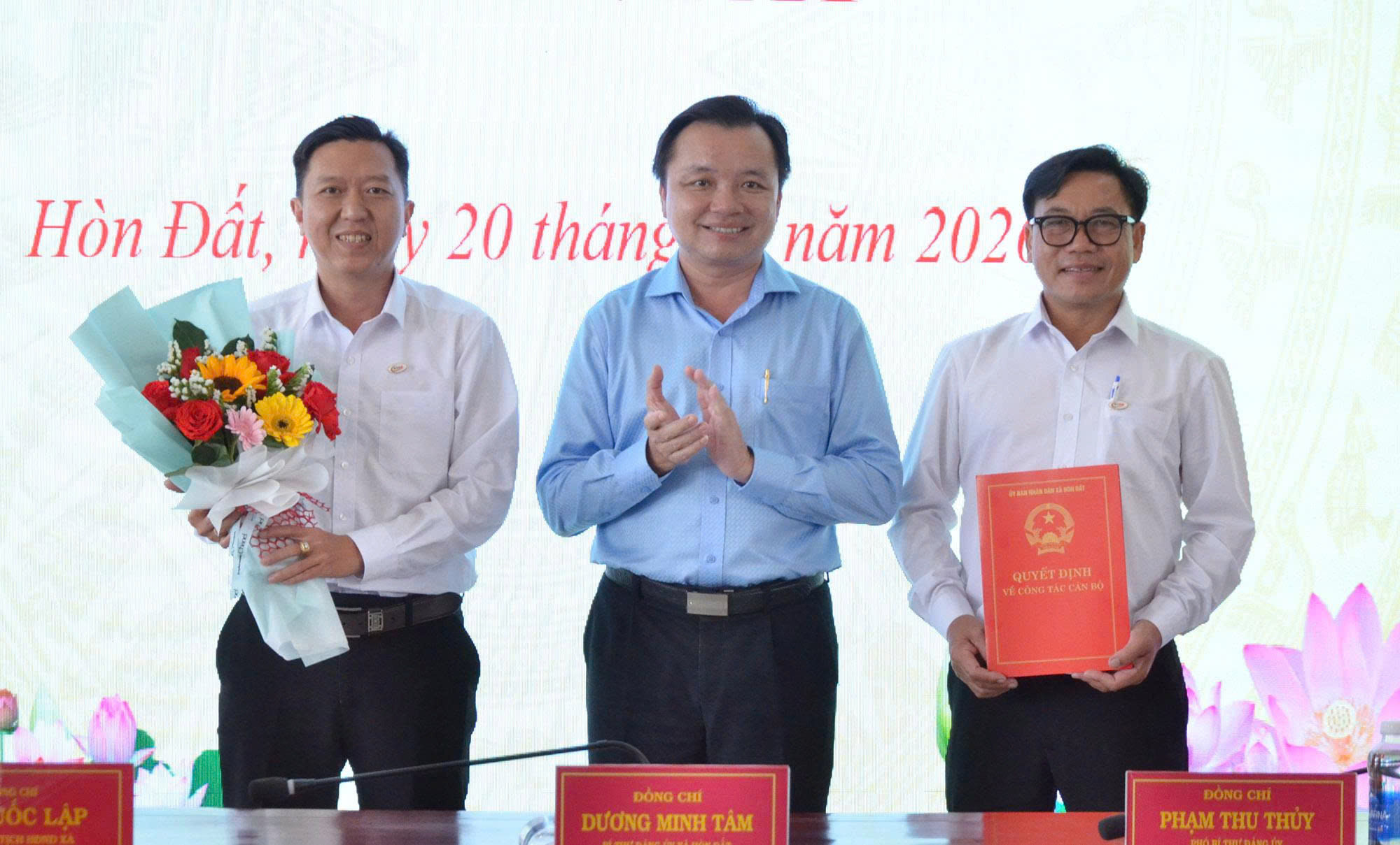 Ảnh 1: Bí thư Đảng ủy xã Hòn Đất Dương Minh Tâm trao quyết định thành lập Trung tâm Dịch vụ tổng hợp xã Hòn Đất cho ban giám đốc.