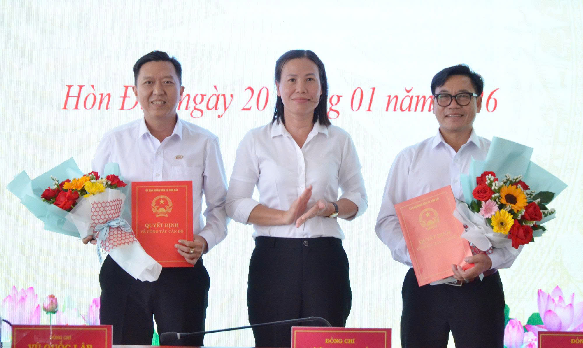 Ảnh 2: Chủ tịch UBND xã Hòn Đất Phạm Thu Thủy trao quyết định bổ nhiệm phó giám đốc phụ trách và phó giám đốc phụ trách trung tâm.