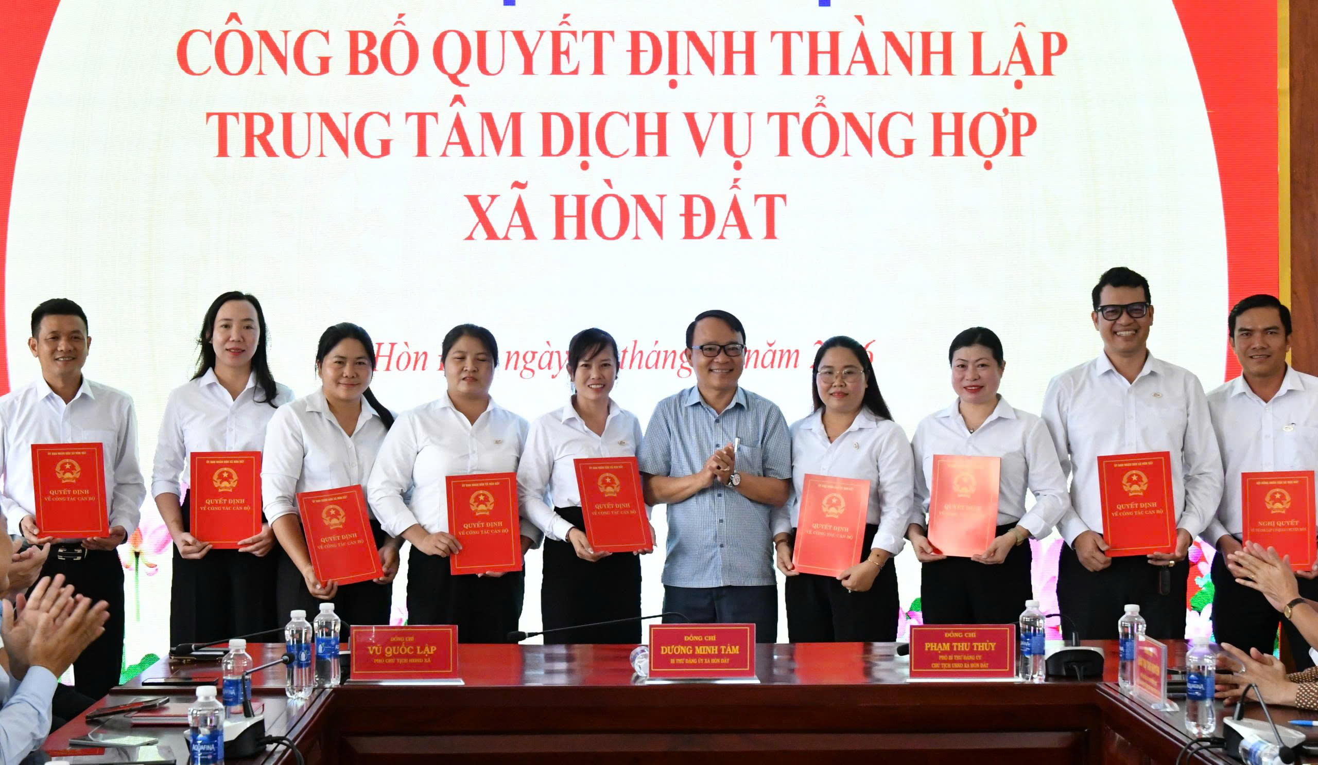 Ảnh 3: Phó Chủ tịch HĐND xã Hòn Đất Vũ Quốc Lập trao quyết định cho viên chức, người lao động của trung tâm