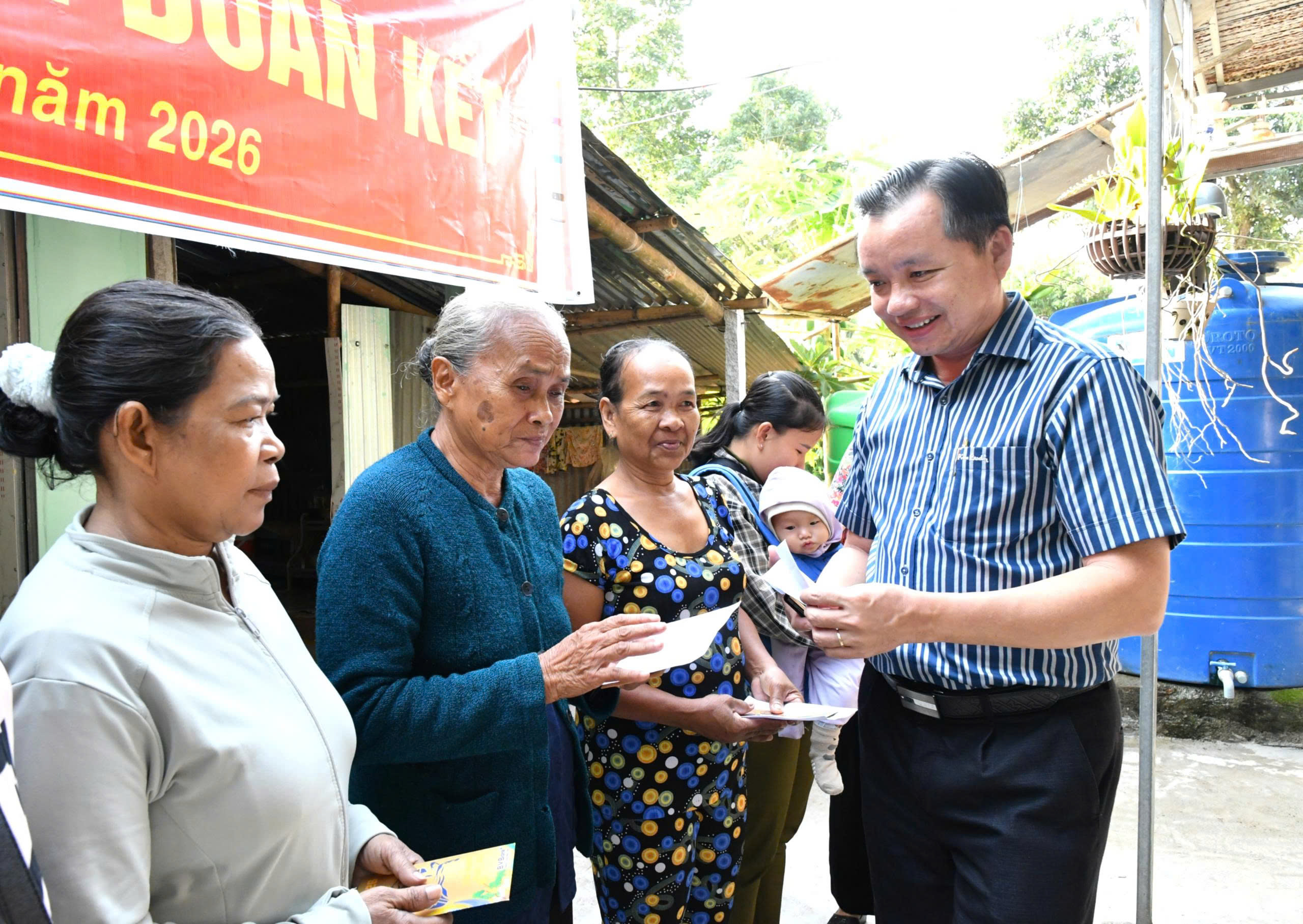Ảnh 1: Bàn giao nhà “Đại đoàn kết” cho 5 hộ gia đình trên địa bàn xã Hòn Đất