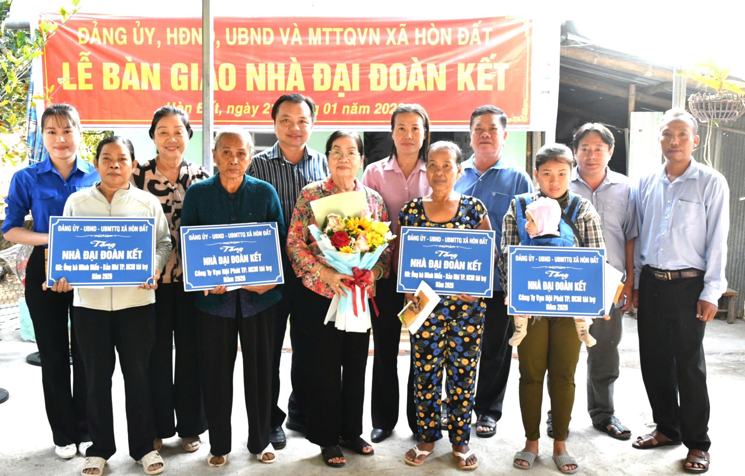 Ảnh 3:  chí Dương Minh Tâm – Bí thư Đảng uỷ xã Hòn Đất  và đồng chí Trần Thủy Cần - Phó Chủ tịch Hội Bảo trợ Bệnh nhân nghèo tỉnh An Giang gắn bảng tặng nhà đại đoàn kết