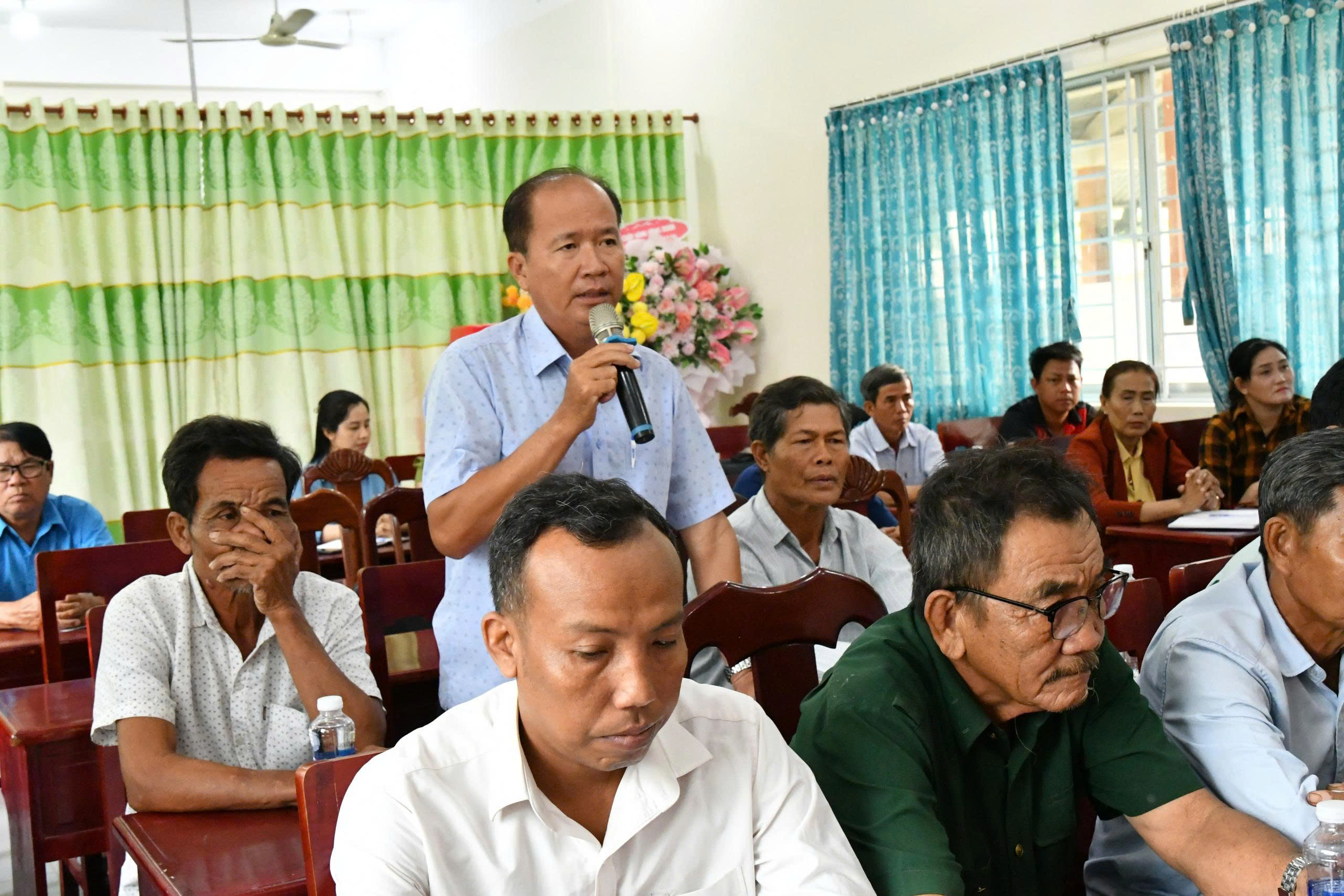 Ảnh 2: Cử tri ấp Sơn Hoà kiến nghị vấn đề liên quan đến chế độ chính sách
