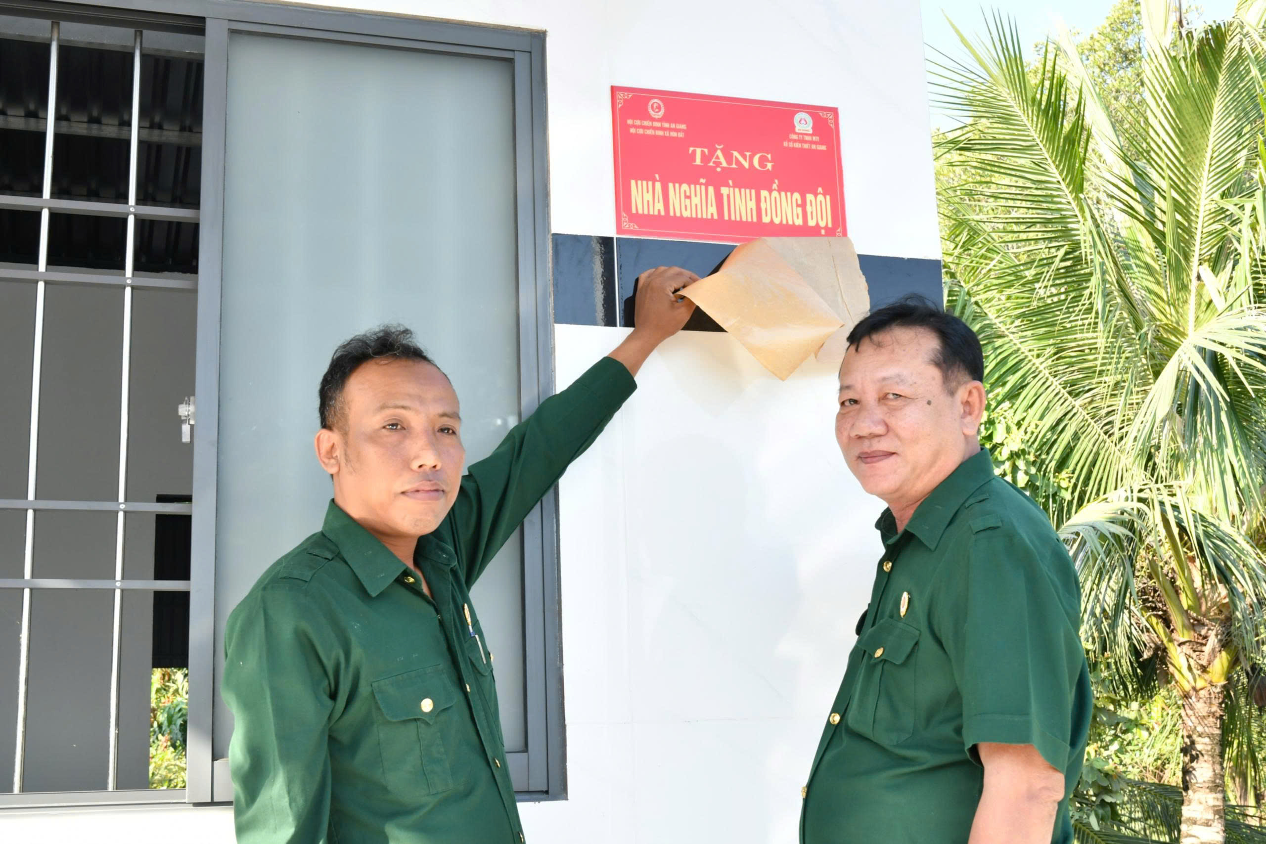 Ảnh 2: Hội CCB xã Hòn Đất thực hiện nghi thức dán bảng bàn giao nhà Nghĩa tình đồng đội