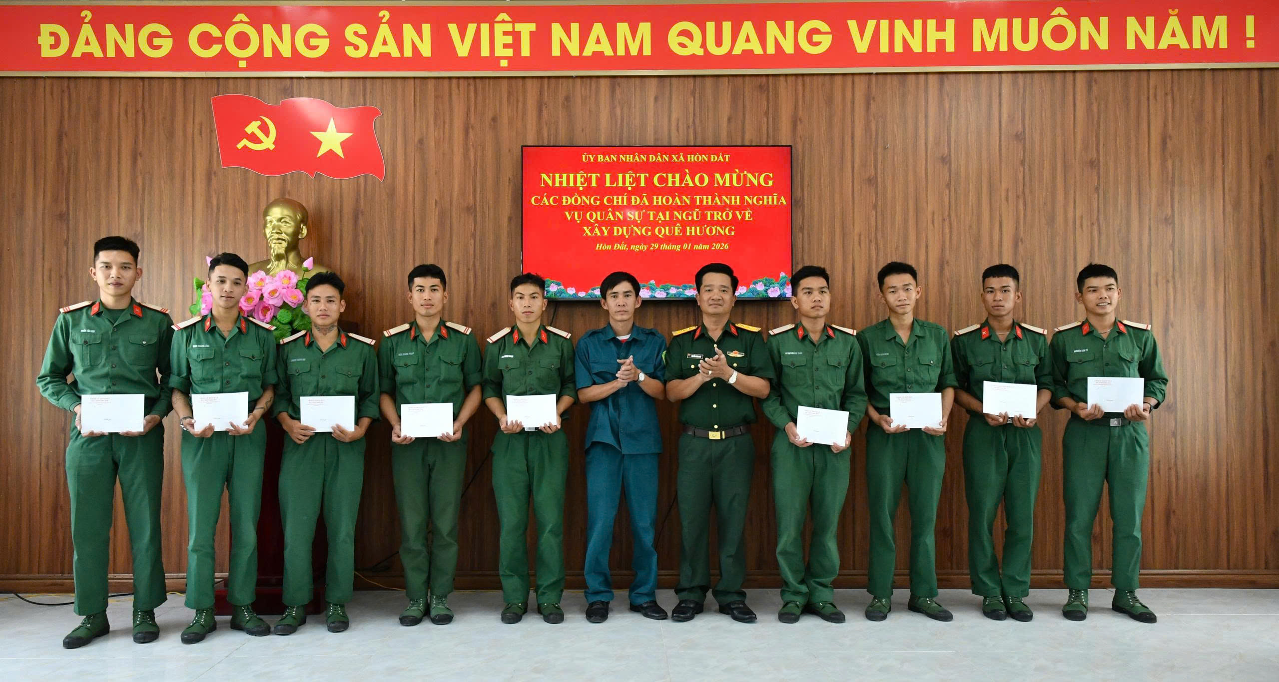 Ảnh 1, 2: Trung tá Nguyễn Hoàng Nhớ – Chỉ huy trưởng Ban Chỉ huy Quân sự xã Hòn Đất trao tặng quà cho các quân nhân hoàn thành nghĩa vụ quân sự tại ngũ trở về địa phương năm 2026