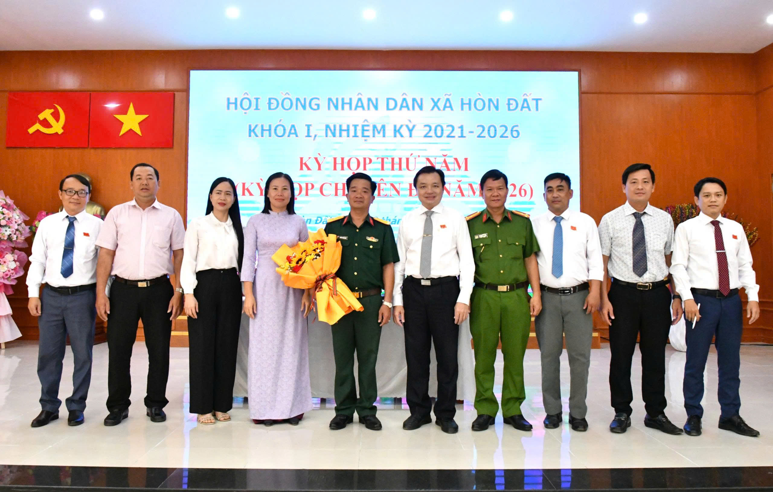 Ảnh 2: Các đại biểu HĐND biểu quyết thông qua các Nghị quyết tại kỳ họp