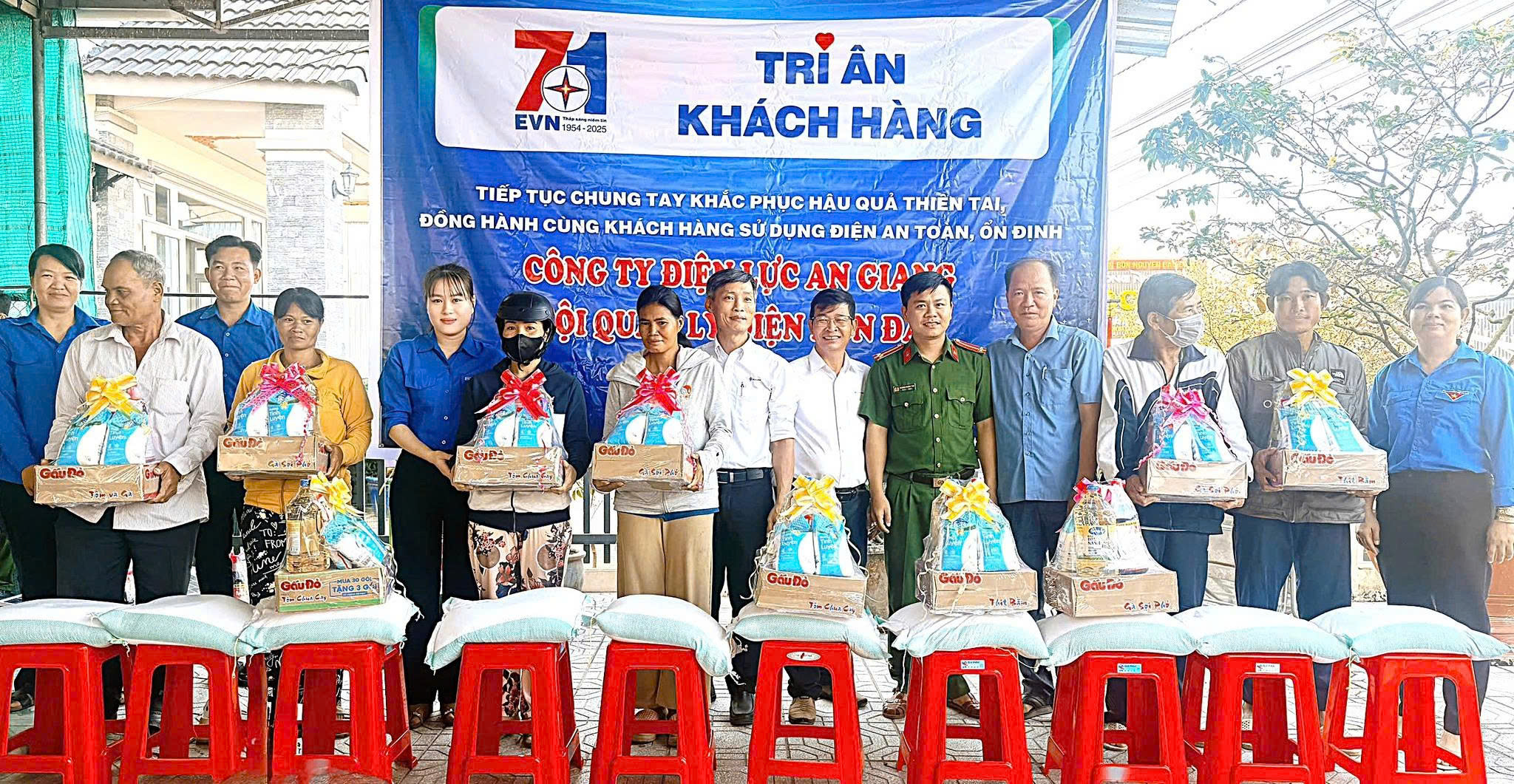 Ảnh 2: Đội quản lý điện Hòn Đất trao tặng quà cho các hộ dân có hoàn cảnh khó khăn trên địa bàn xã