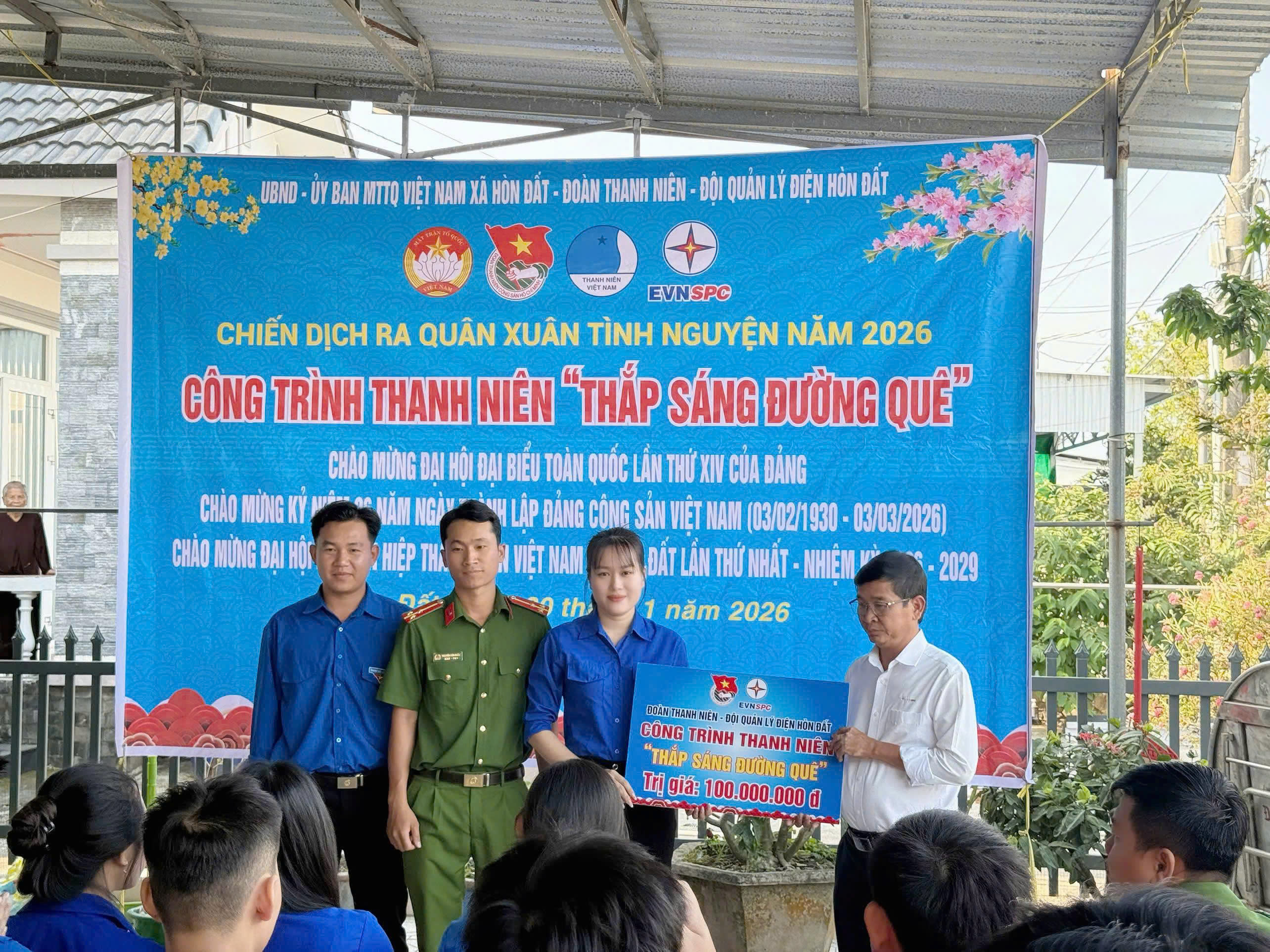 Ảnh 1: Đội quản lý điện Hòn Đất trao bảng tượng trưng tài trợ 100 triệu đồng cho Xã đoàn Hòn Đất