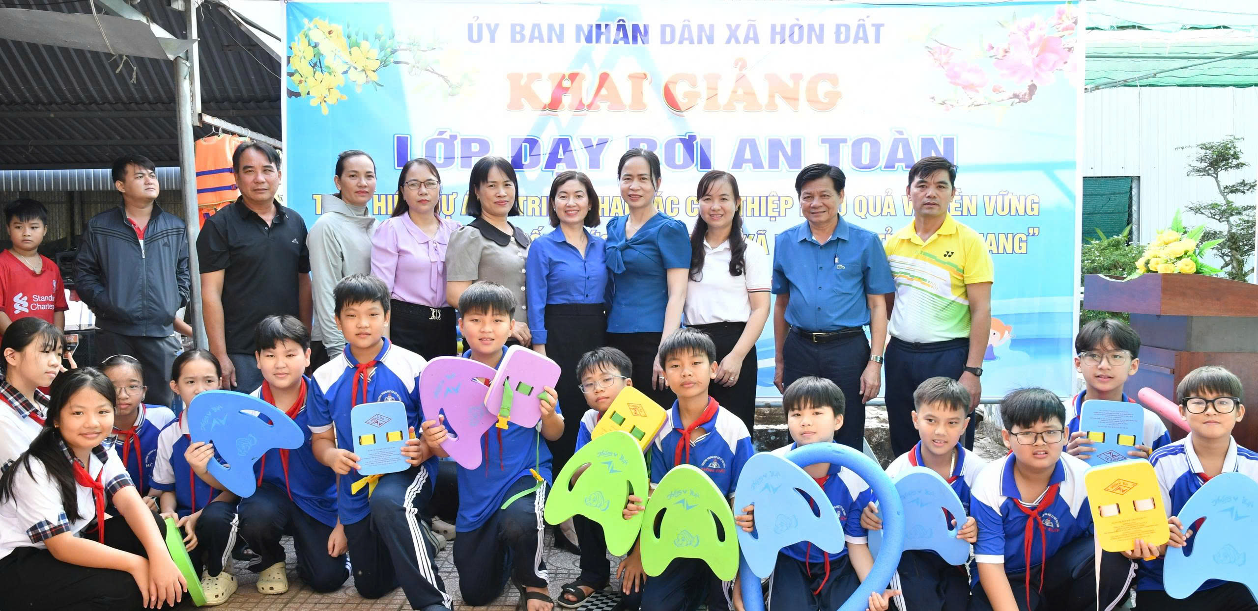 Ảnh 1: Khai giảng lớp dạy bơi an toàn