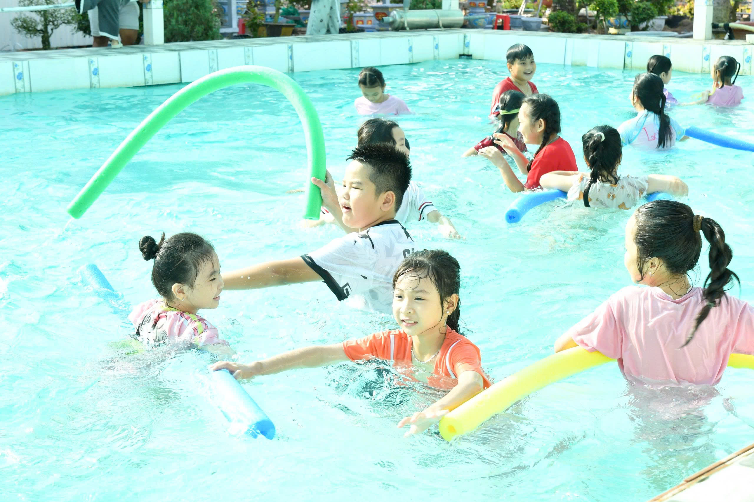 Ảnh 2: Các em học sinh làm quen với môi trường nước  