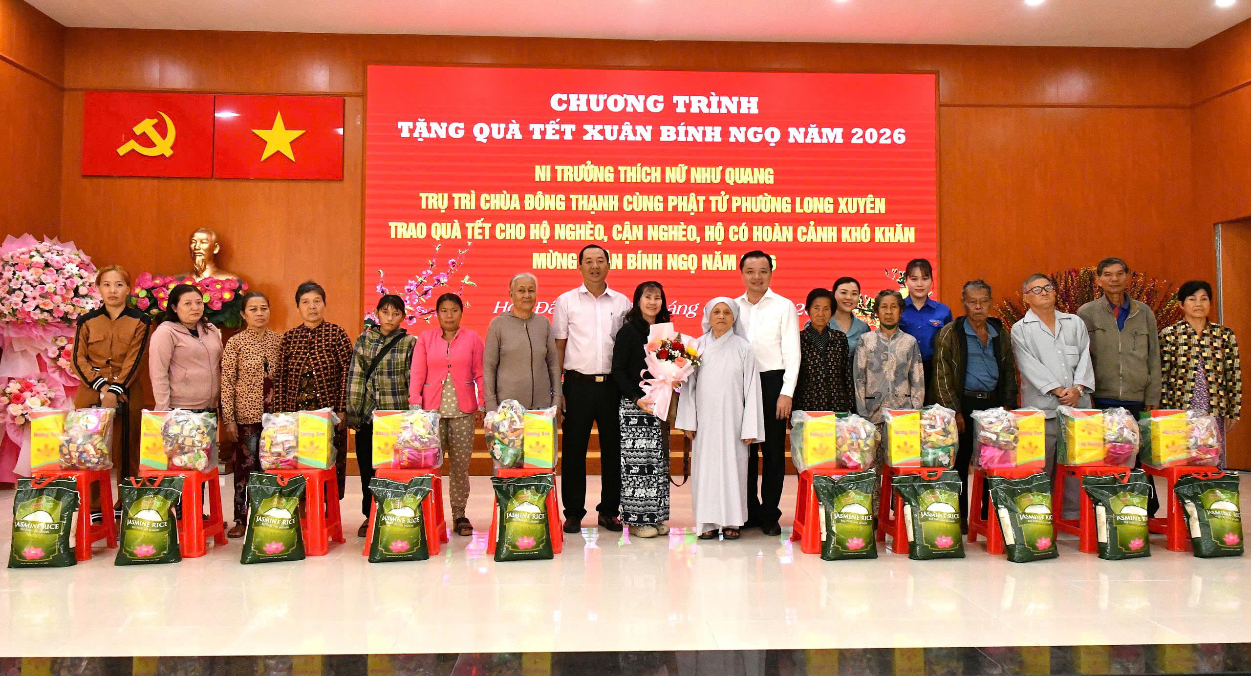 Ảnh 2: Bí thư Đảng uỷ xã Hòn Đất Dương Minh Tâm cùng nhà tài trợ trao tặng quà cho hộ nghèo