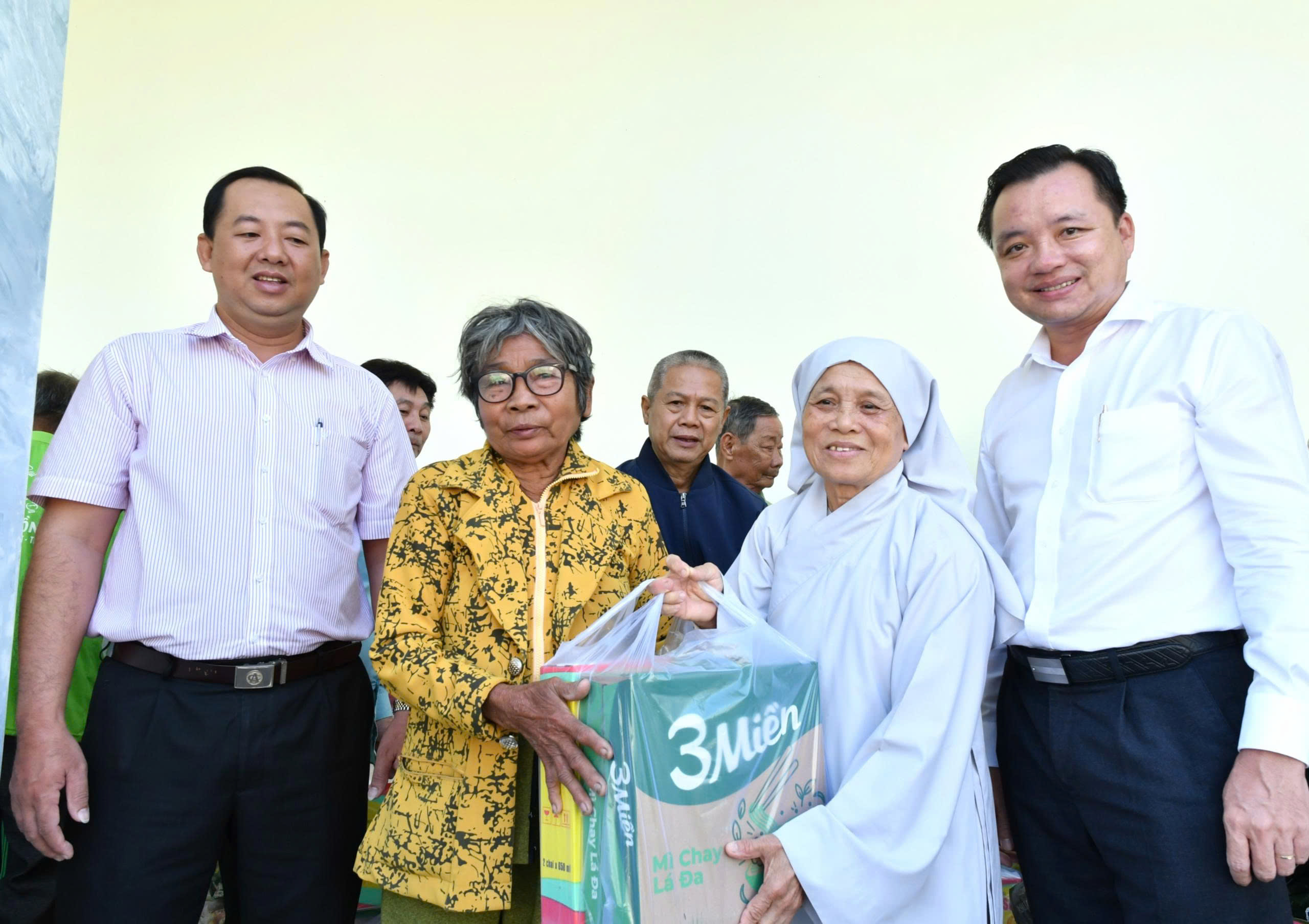 Ảnh 3: Bí thư Đảng uỷ xã Hòn Đất Dương Minh Tâm cùng nhà tài trợ trao tặng quà cho hộ nghèo