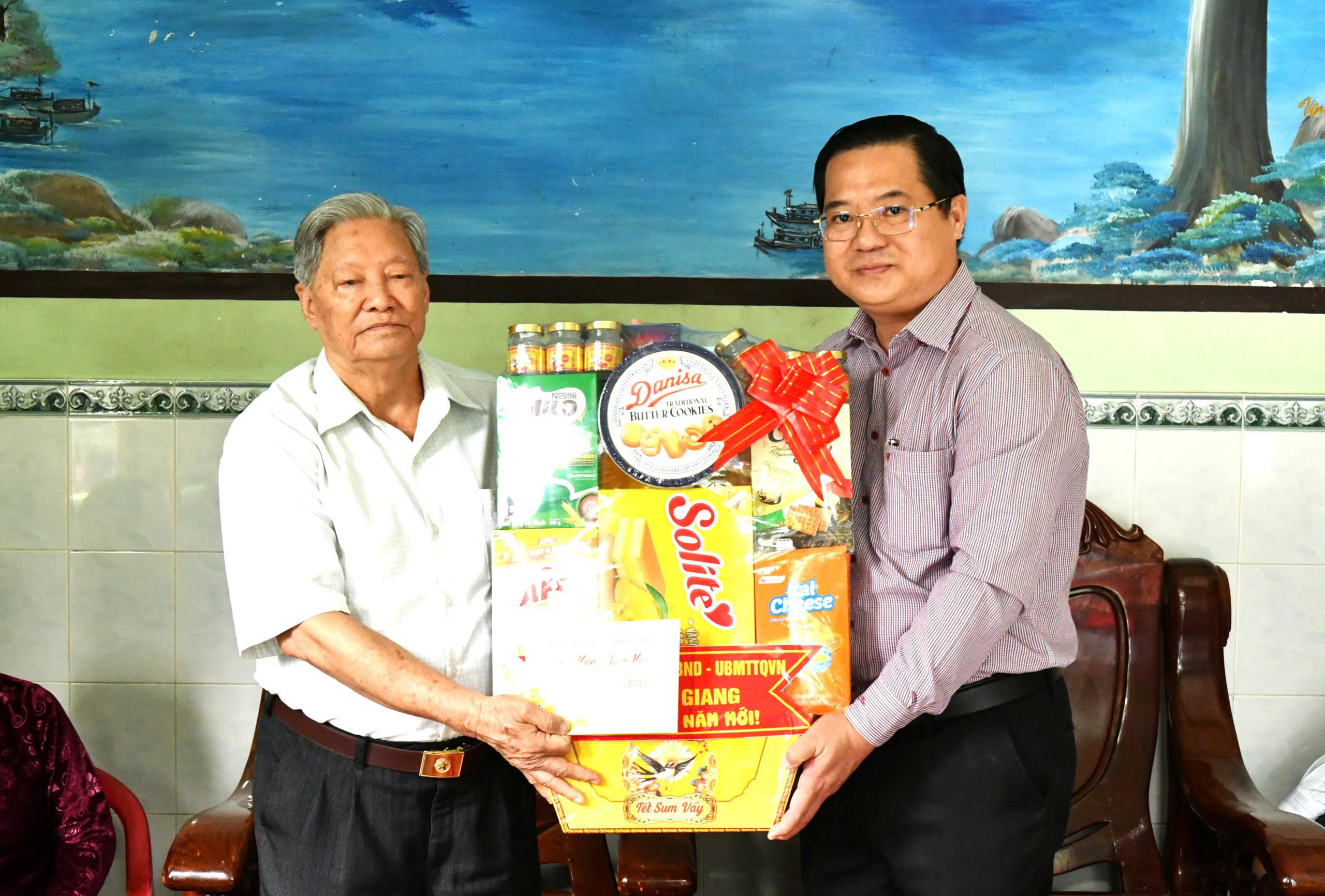 Ảnh 3: Đồng chí Huỳnh Quốc Thái, Uỷ viên Ban thường vụ tỉnh uỷ, Chủ nhiệm Uỷ ban Kiểm tra tỉnh uỷ An Giang chúc tết, tặng quà gia đình ông Vũ Hoàng Giang, ấp Tri Tôn. 