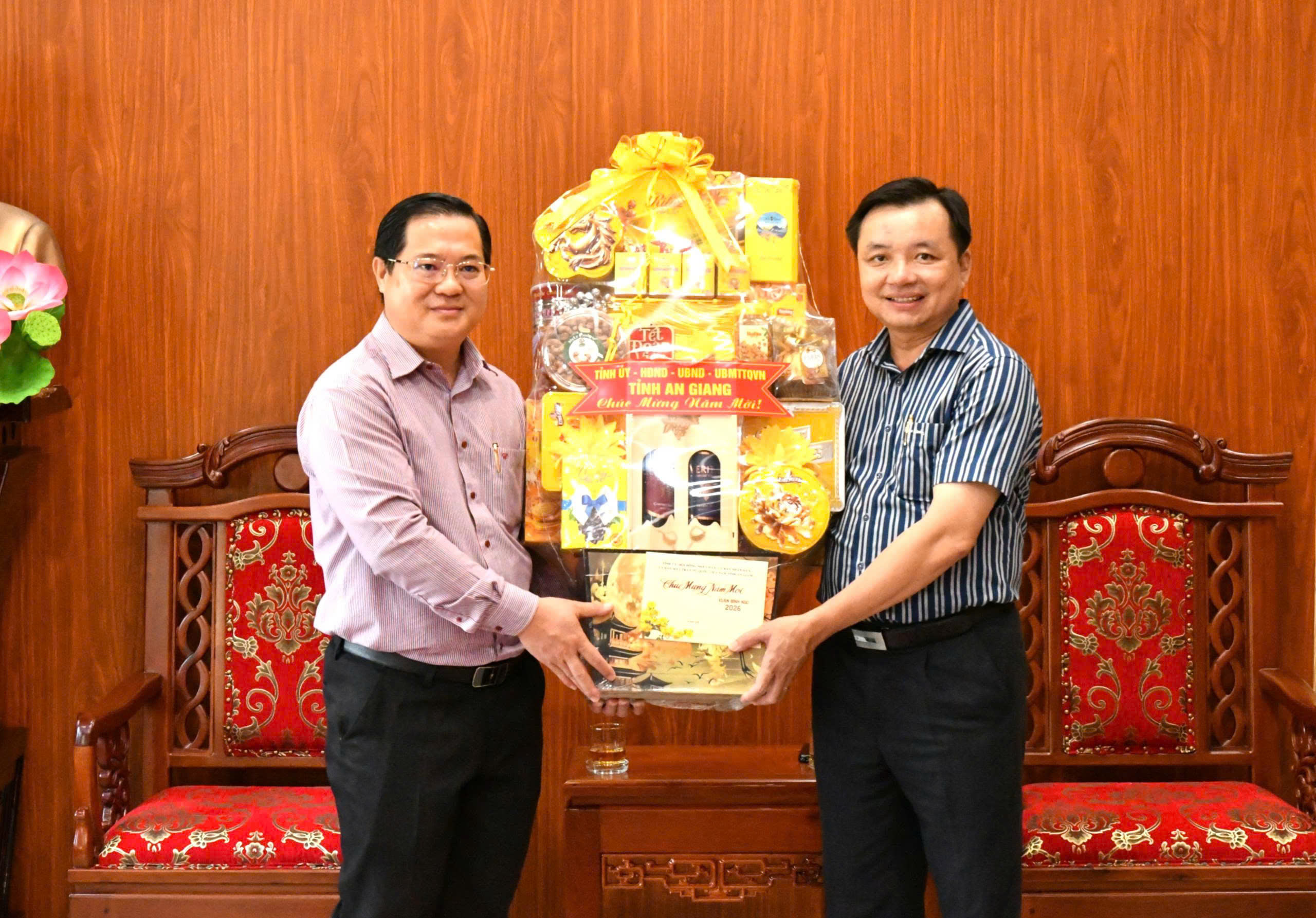 Ảnh 1,2 : Đồng chí Huỳnh Quốc Thái, Uỷ viên Ban thường vụ tỉnh uỷ, Chủ nhiệm Uỷ ban Kiểm tra tỉnh uỷ An Giang cùng đoàn công tác đến chúc tết, trao tặng quà tại Đảng uỷ xã Hòn Đất.