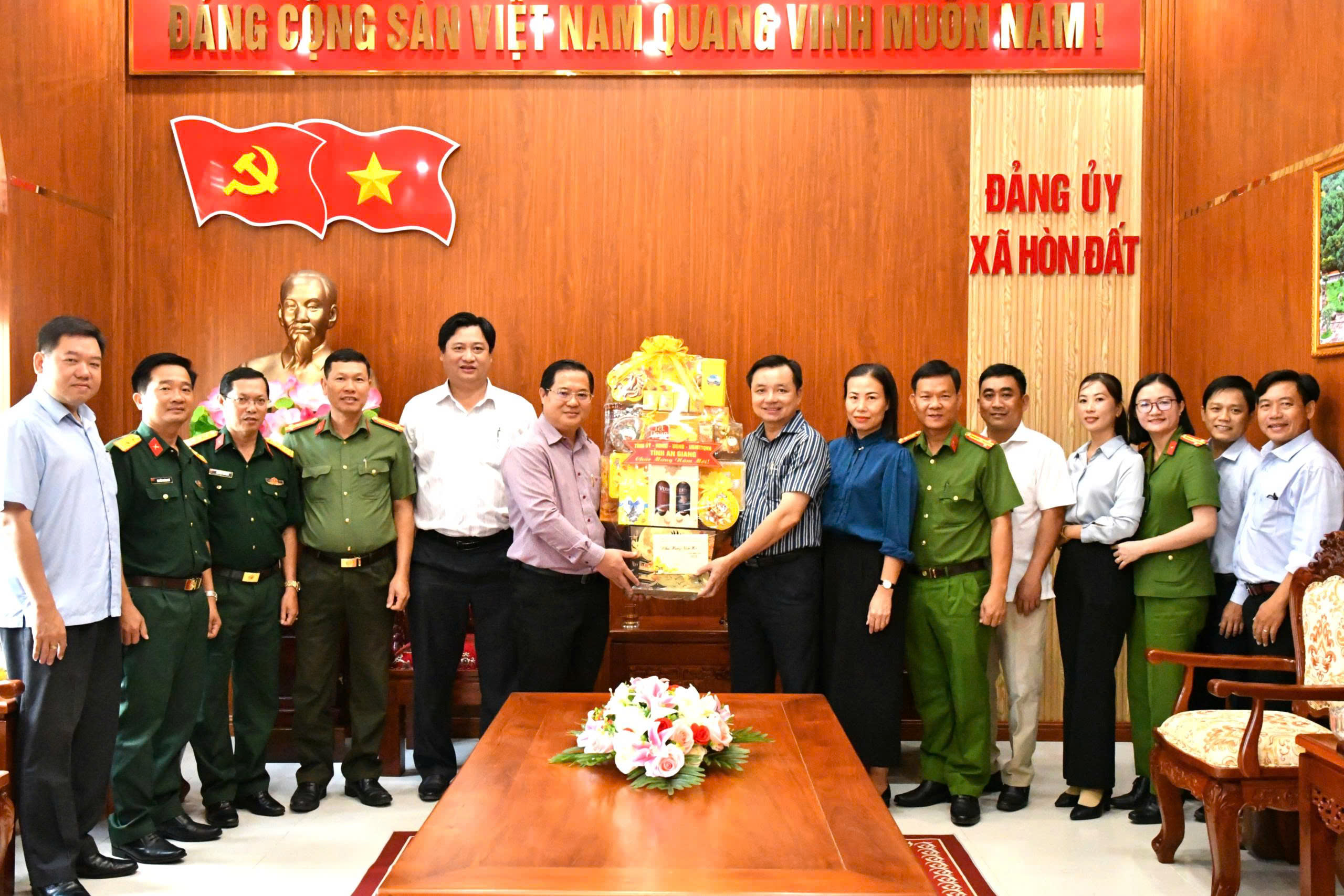 Ảnh 1,2 : Đồng chí Huỳnh Quốc Thái, Uỷ viên Ban thường vụ tỉnh uỷ, Chủ nhiệm Uỷ ban Kiểm tra tỉnh uỷ An Giang cùng đoàn công tác đến chúc tết, trao tặng quà tại Đảng uỷ xã Hòn Đất.