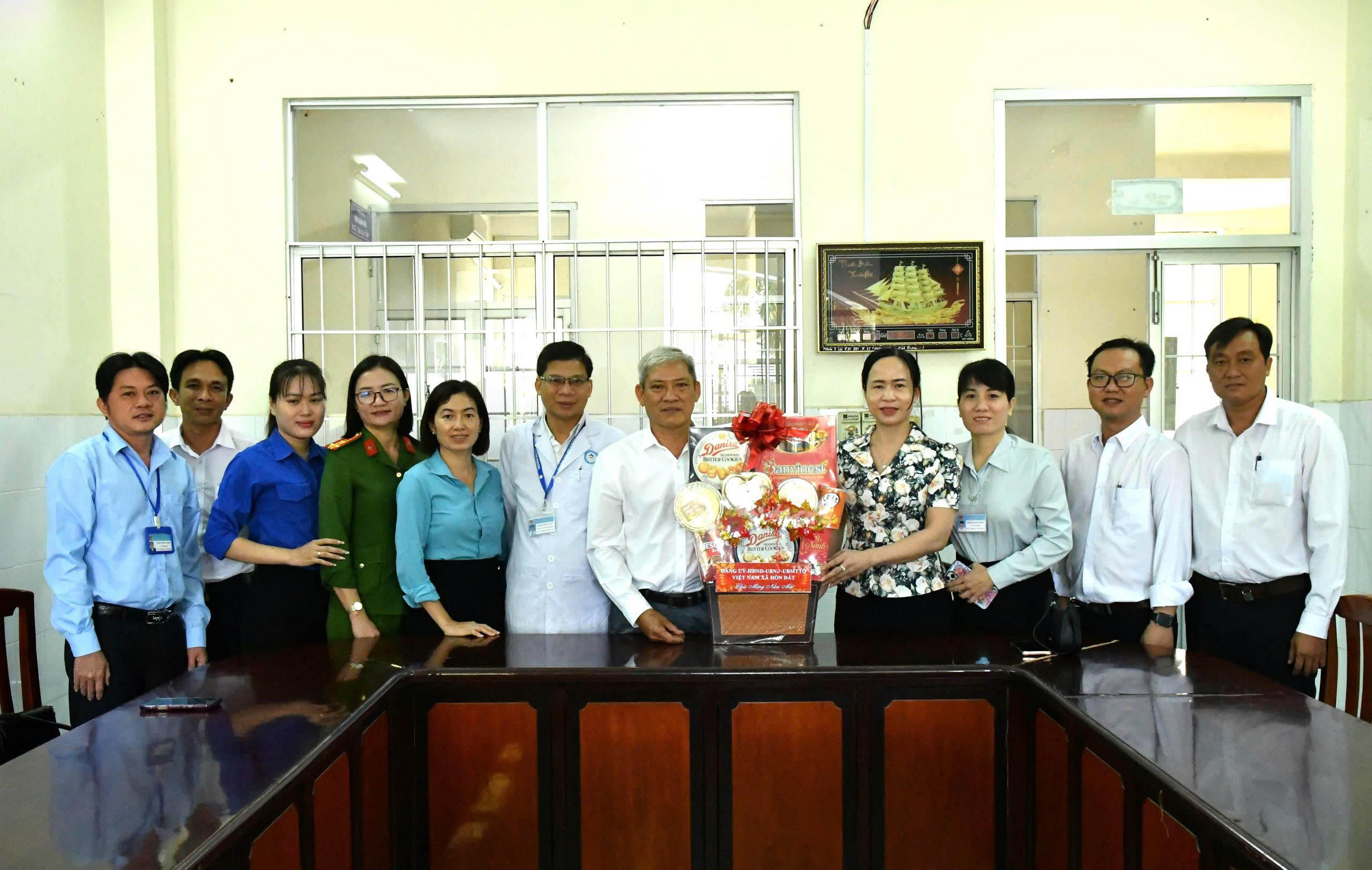 Ảnh 1: Đoàn công tác thăm và chúc tết tại Trung tâm y tế Hòn Đất