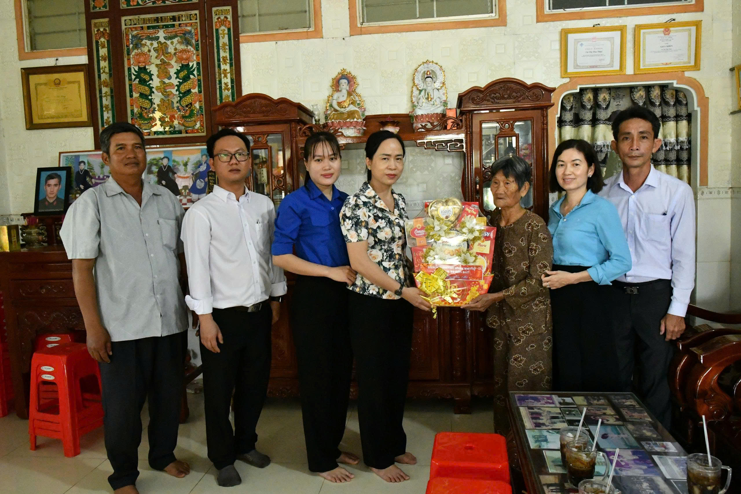 Ảnh 3: Đoàn công tác thăm và chúc tết gia đình chính sách tiêu biểu