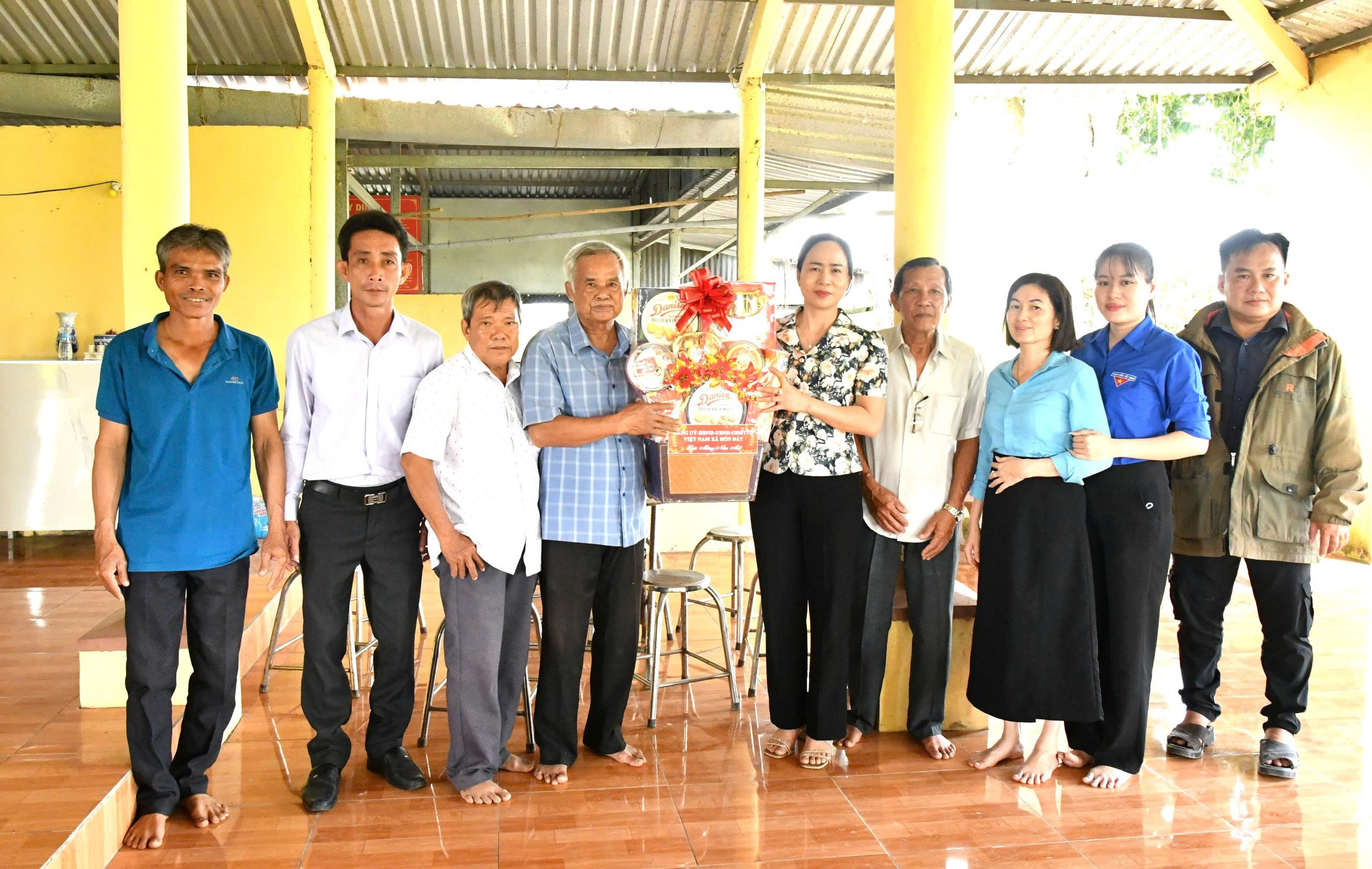 Ảnh 4:  Đoàn công tác thăm và chúc tết tại Đền Trần Thái Tông kinh 7