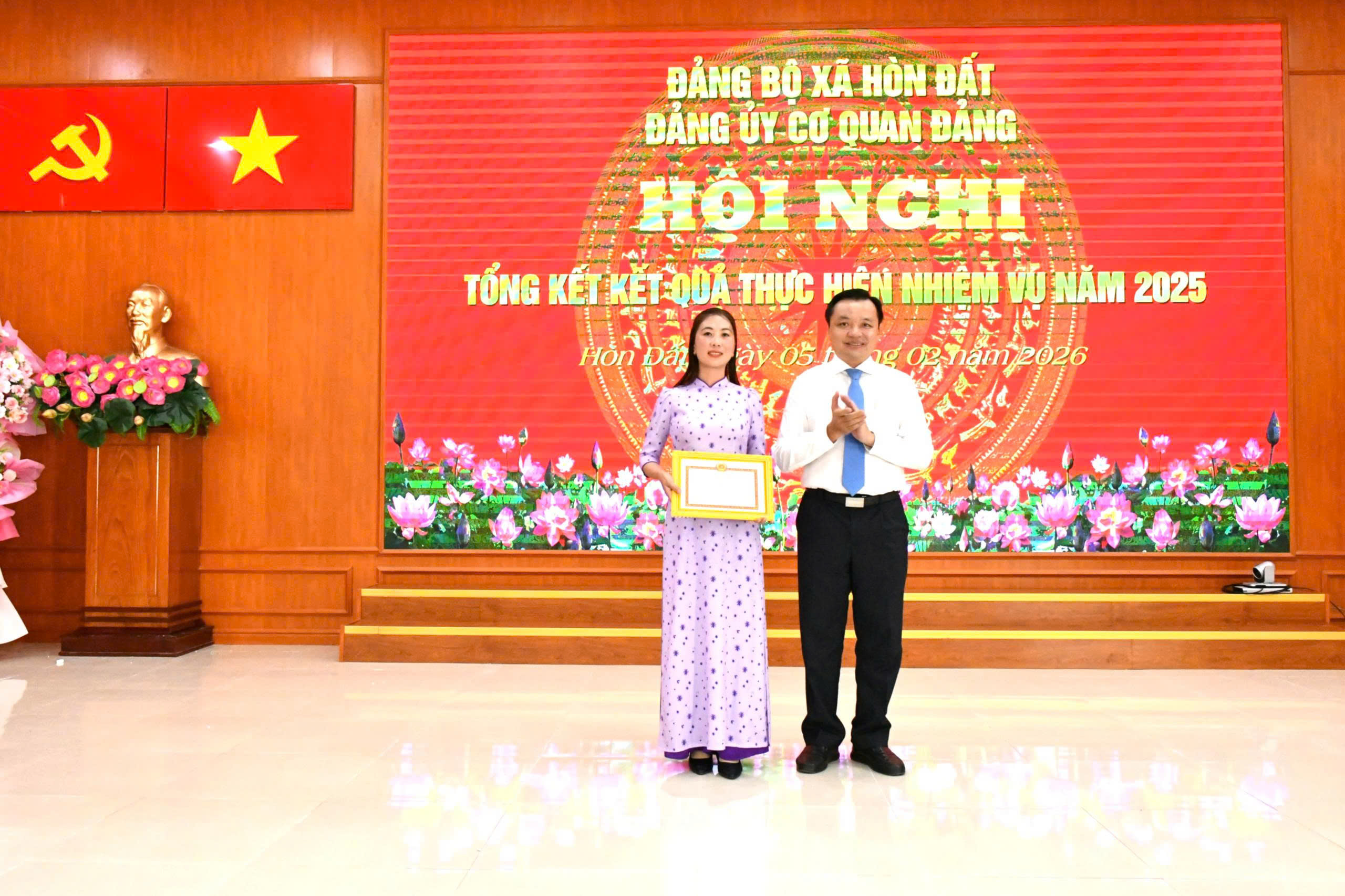 Ảnh 2: Bí thư Đảng uỷ xã Hòn Đất trao giấy khen hoàn thành xuất sắc nhiệm vụ năm 2025 cho tập thể chi bộ Văn phòng Đảng uỷ xã Hòn Đất.