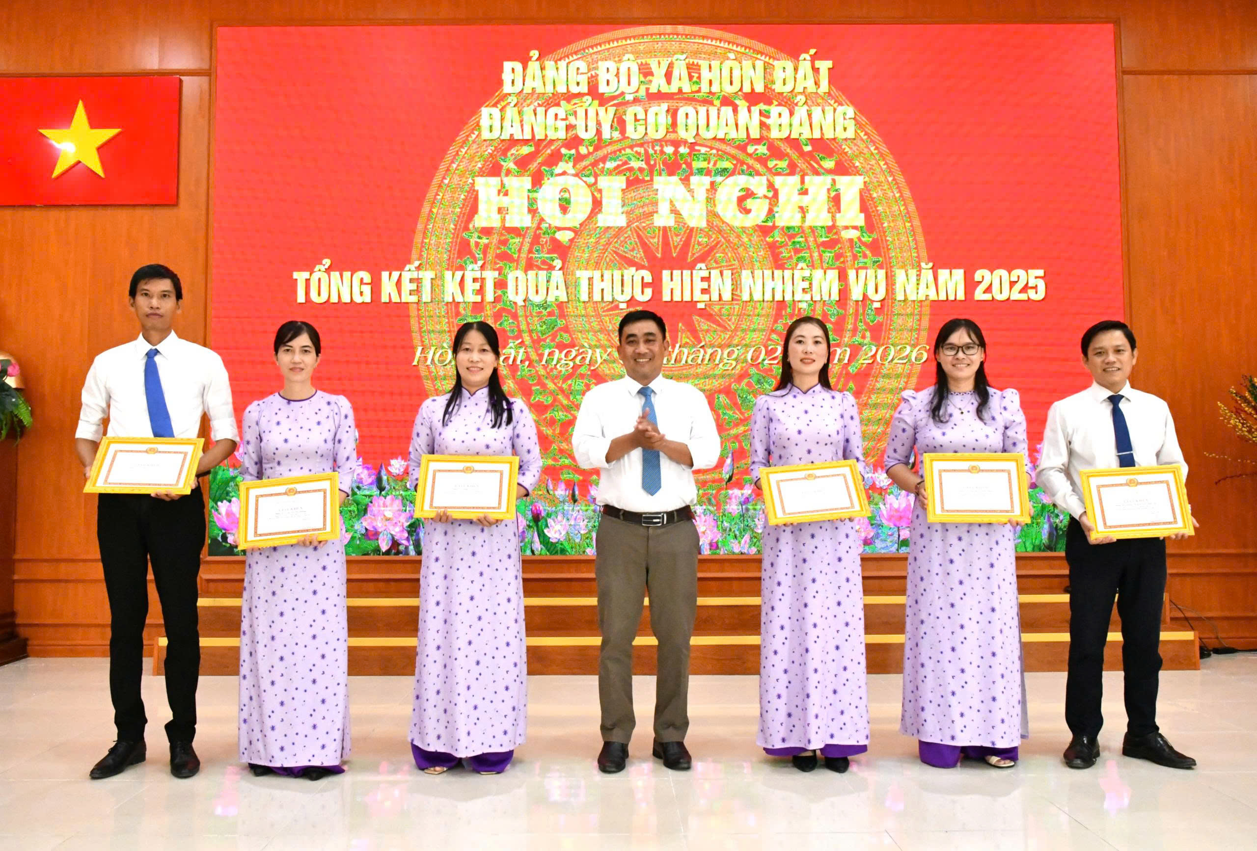 Ảnh 3: Đồng chí Võ Minh Thêm – Trưởng Ban tổ chức Đảng uỷ xã Hòn Đất trao giấy khen cho 6 cá nhân hoàn thành xuất sắc nhiệm vụ năm 2025