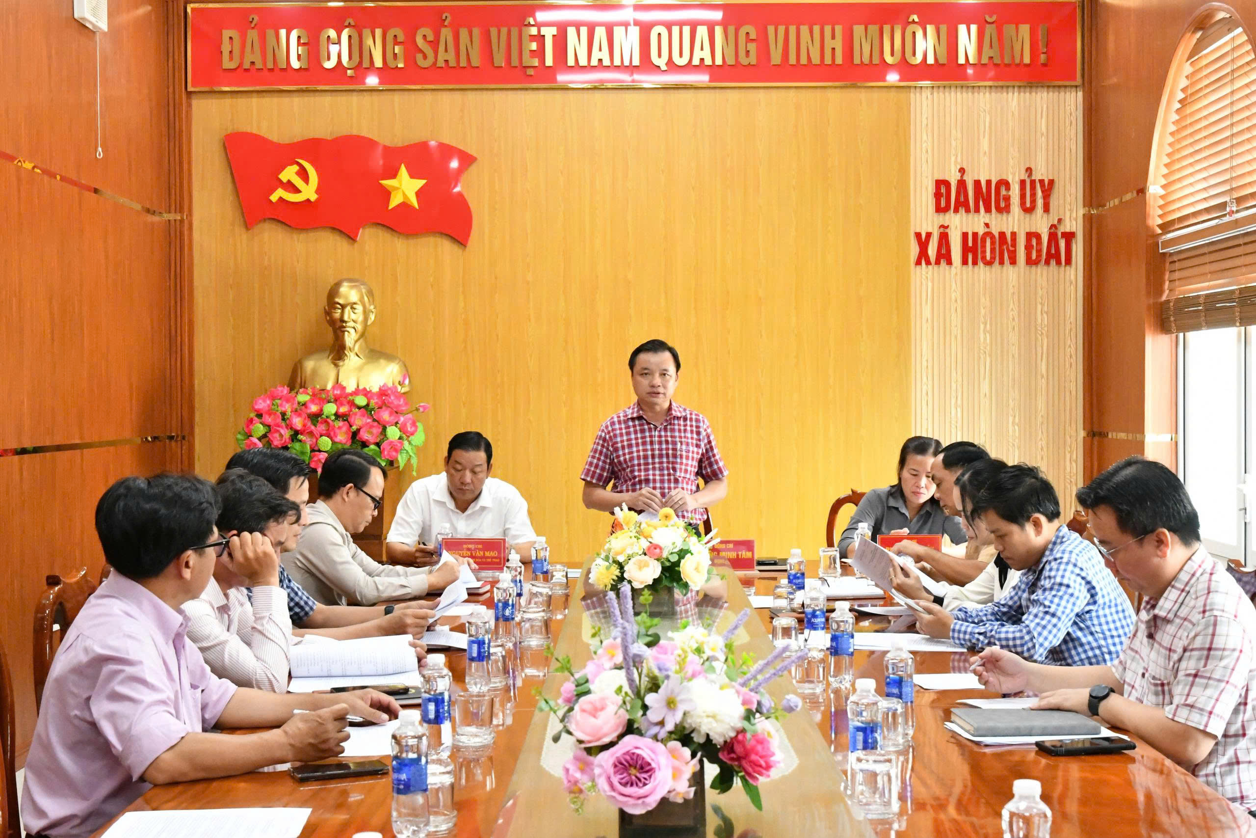 Ảnh 1: Quang cảnh buổi làm việc