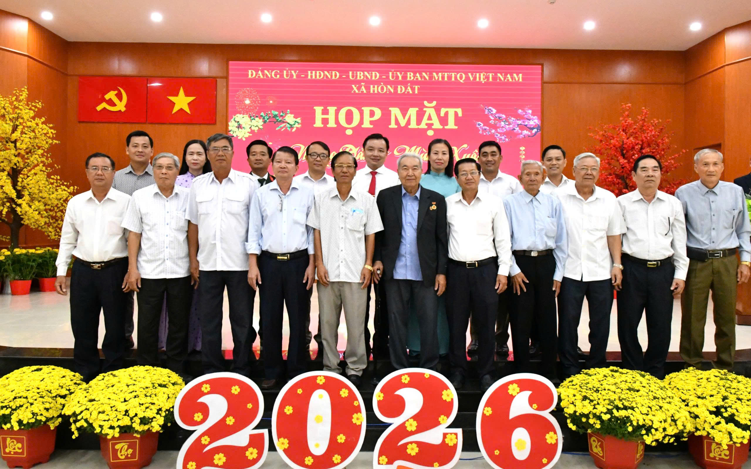 Ảnh 4: Lãnh đạo Đảng uỷ, HĐND, UBND xã Hòn Đất chụp ảnh lưu niệm cùng các đồng chí nguyên lãnh đạo huyện Hòn Đất (cũ) qua các thời kỳ