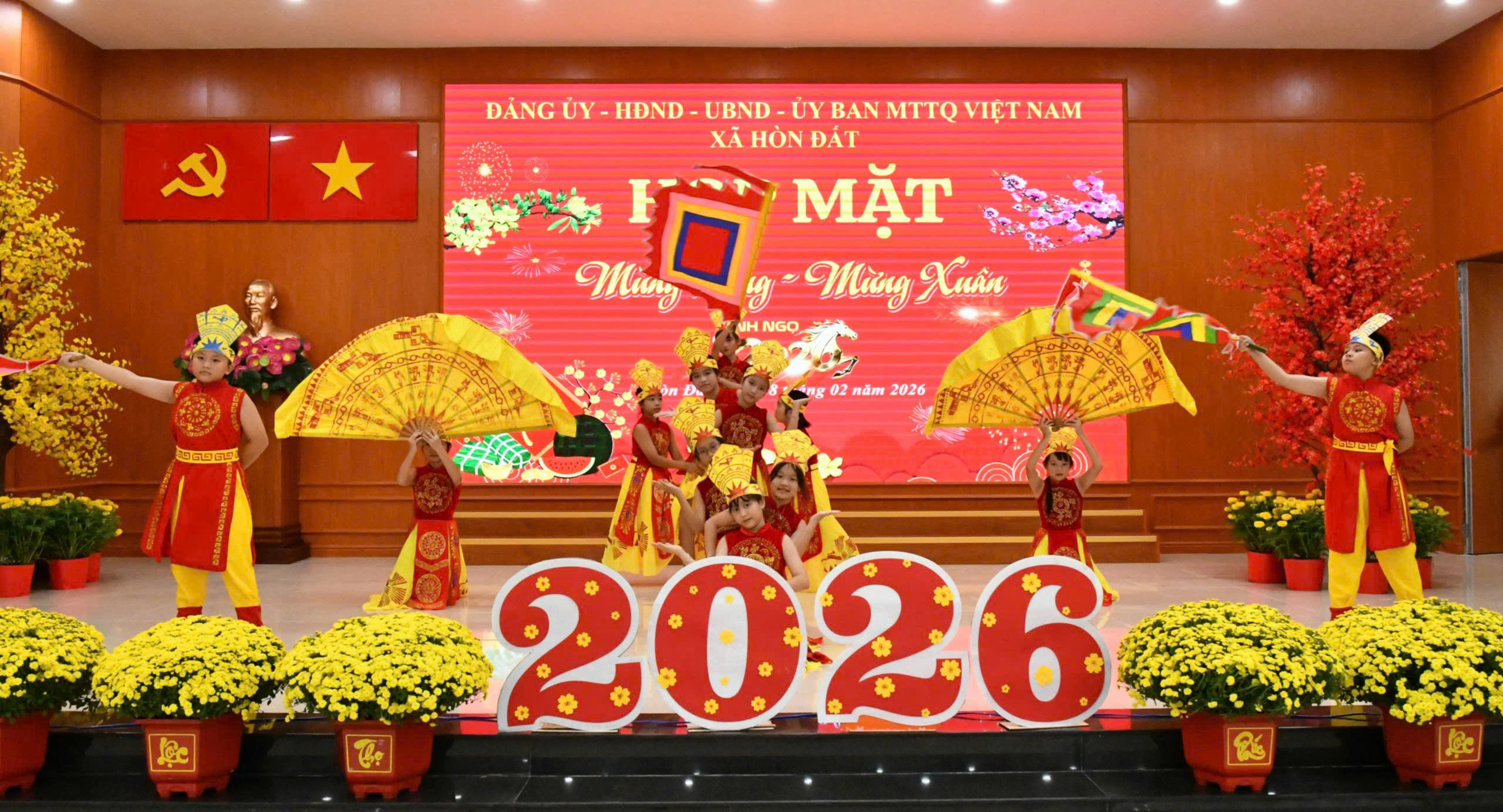 Ảnh 1: Tiết mục văn nghệ Mừng đảng – Mừng xuân Bính Ngọ 2026