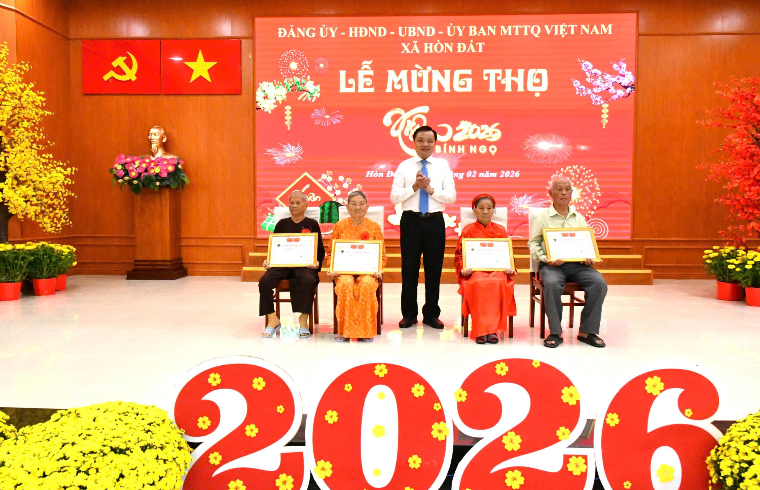 Ảnh 1,2 Đồng chí Dương Minh Tâm – Bí thư Đảng uỷ xã Hòn Đất trao giấy chúc thọ người cao tuổi.