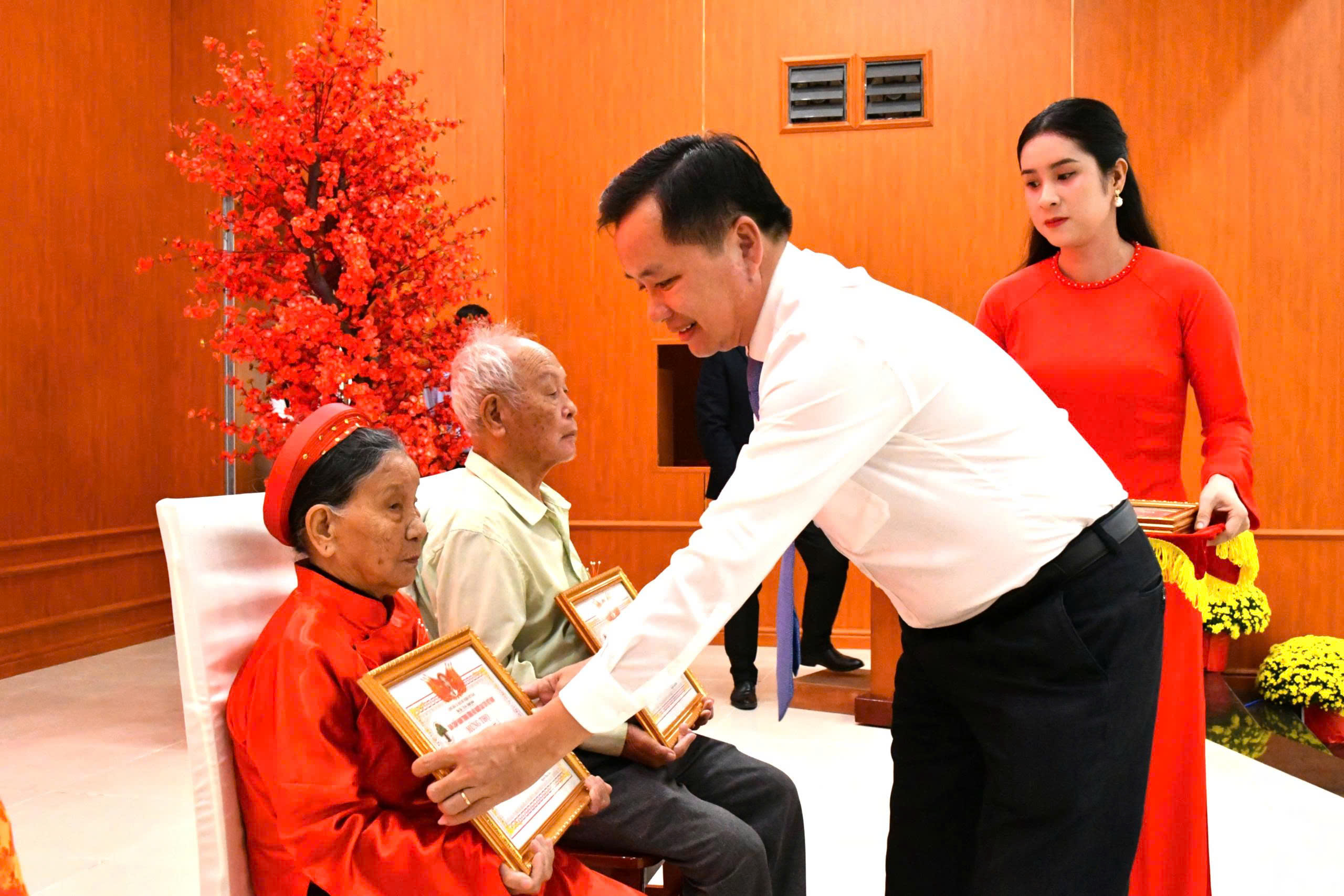 Ảnh 1,2 Đồng chí Dương Minh Tâm – Bí thư Đảng uỷ xã Hòn Đất trao giấy chúc thọ người cao tuổi.