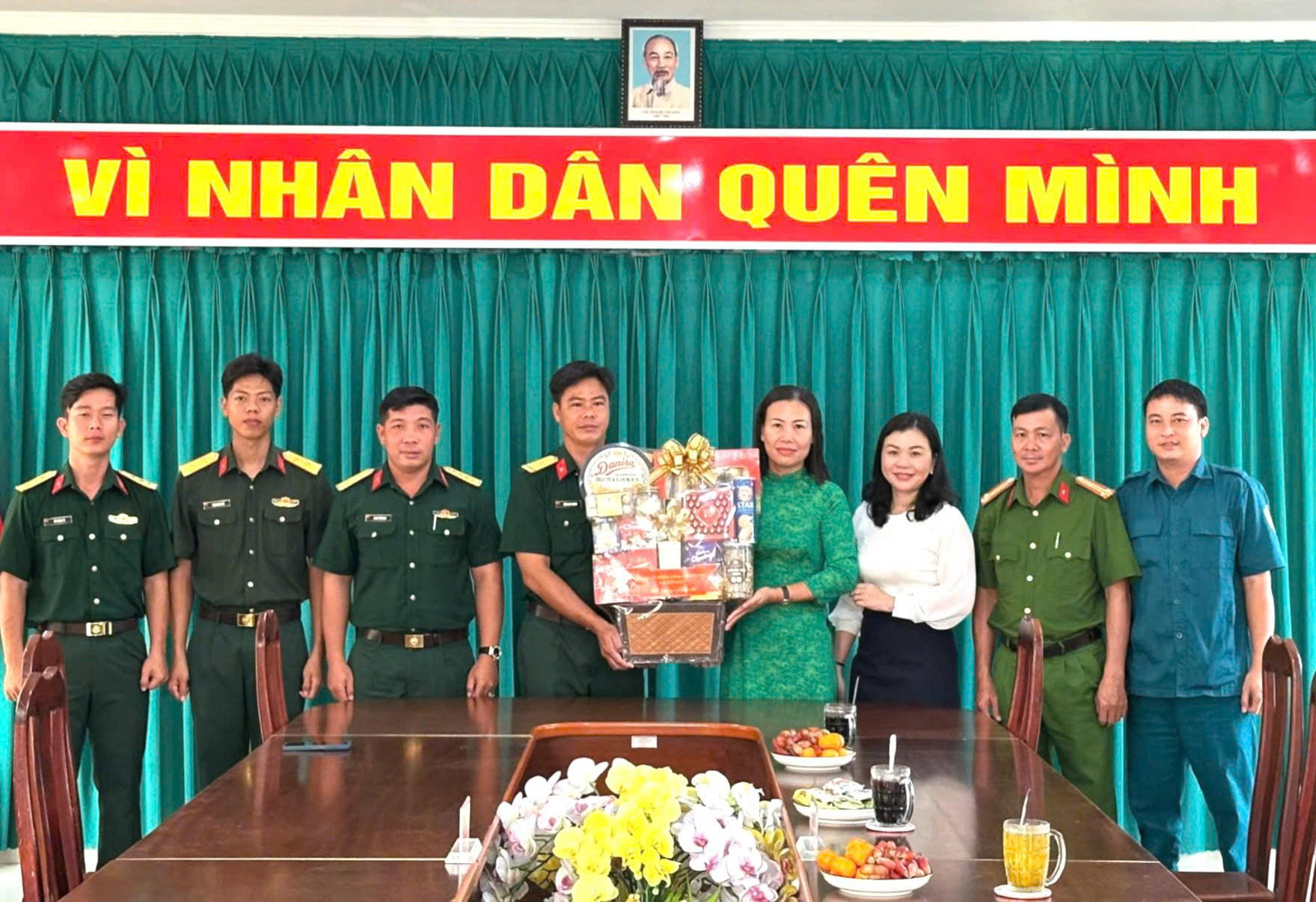 Ảnh 1: Đồng chí Phạm Thu Thuỷ - Chủ tịch UBND xã Hòn Đất cùng đoàn công tác chúc tết Bính Ngọ 2026 tại Ban chỉ huy phòng thủ khu vực 3 - Kiên Lương