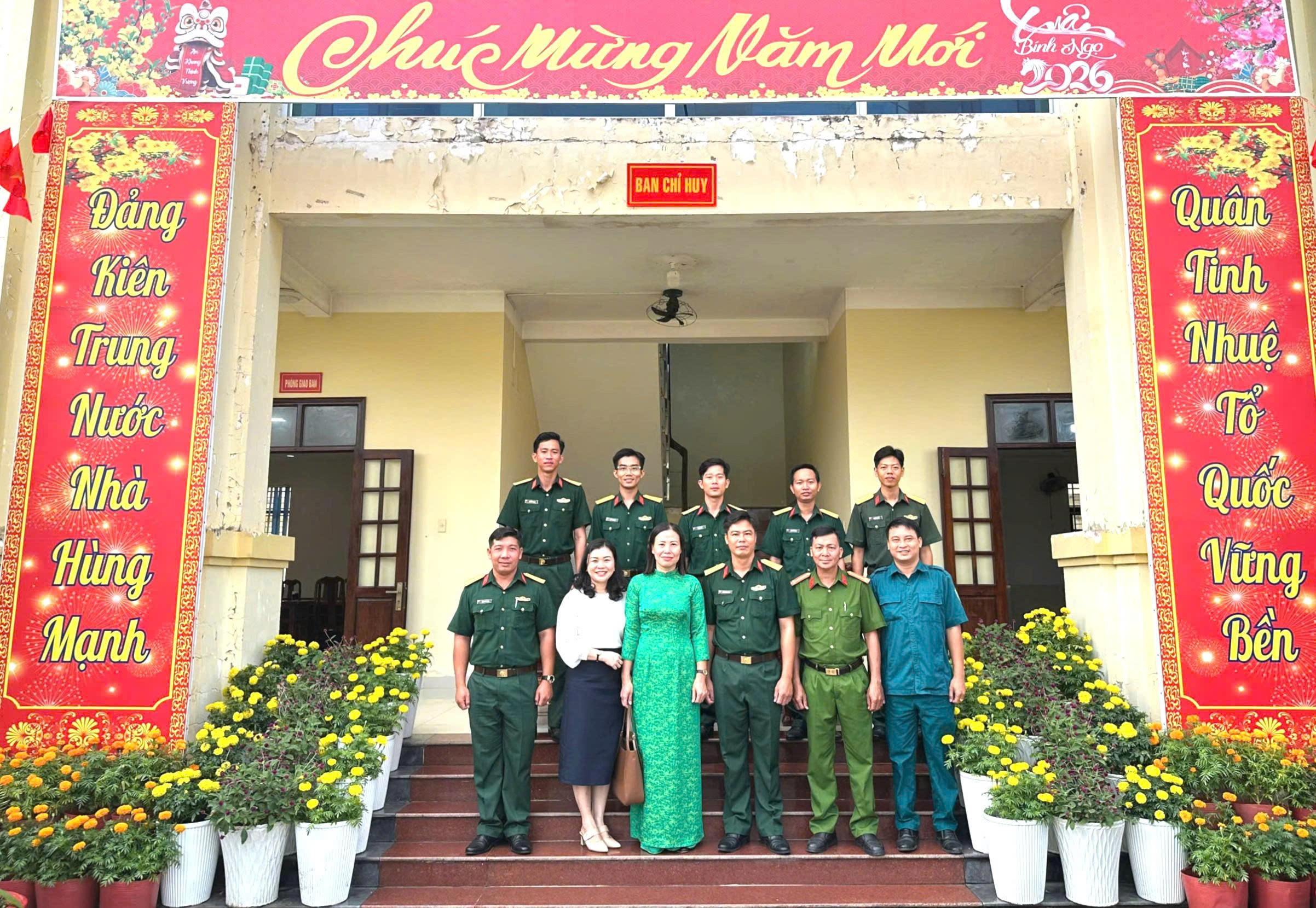 Ảnh 2: Đoàn công tác chụp ảnh lưu niệm cùng đơn vị