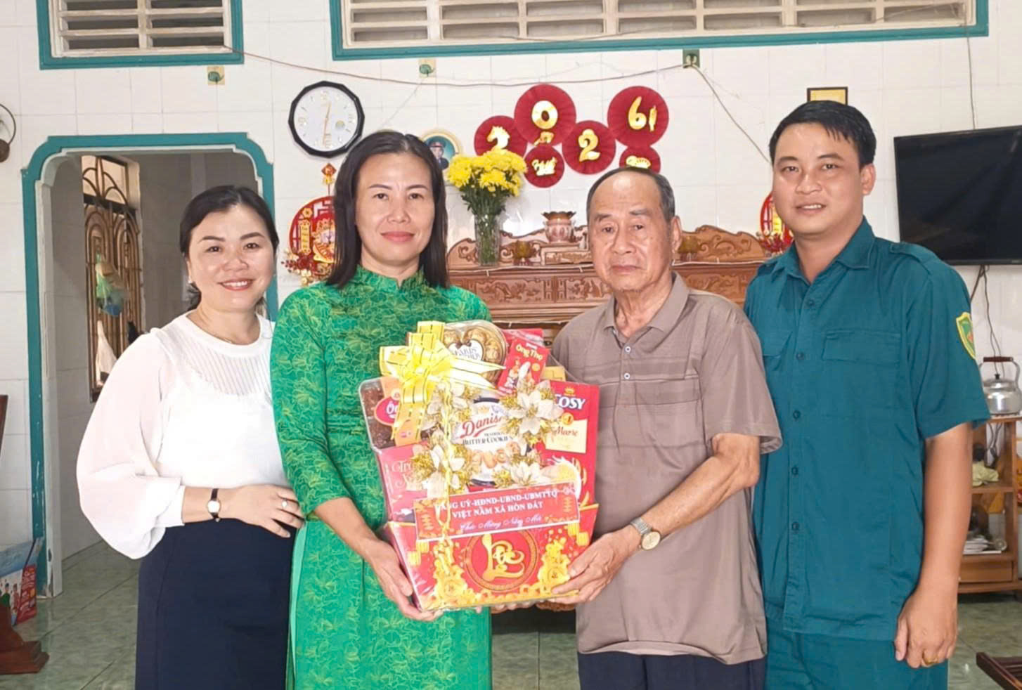 Ảnh 3: Đồng chí Phạm Thu Thuỷ - Chủ tịch UBND xã Hòn Đất thăm gia đình chính sách nhân dịp tết nguyên đán Bính Ngọ 2026