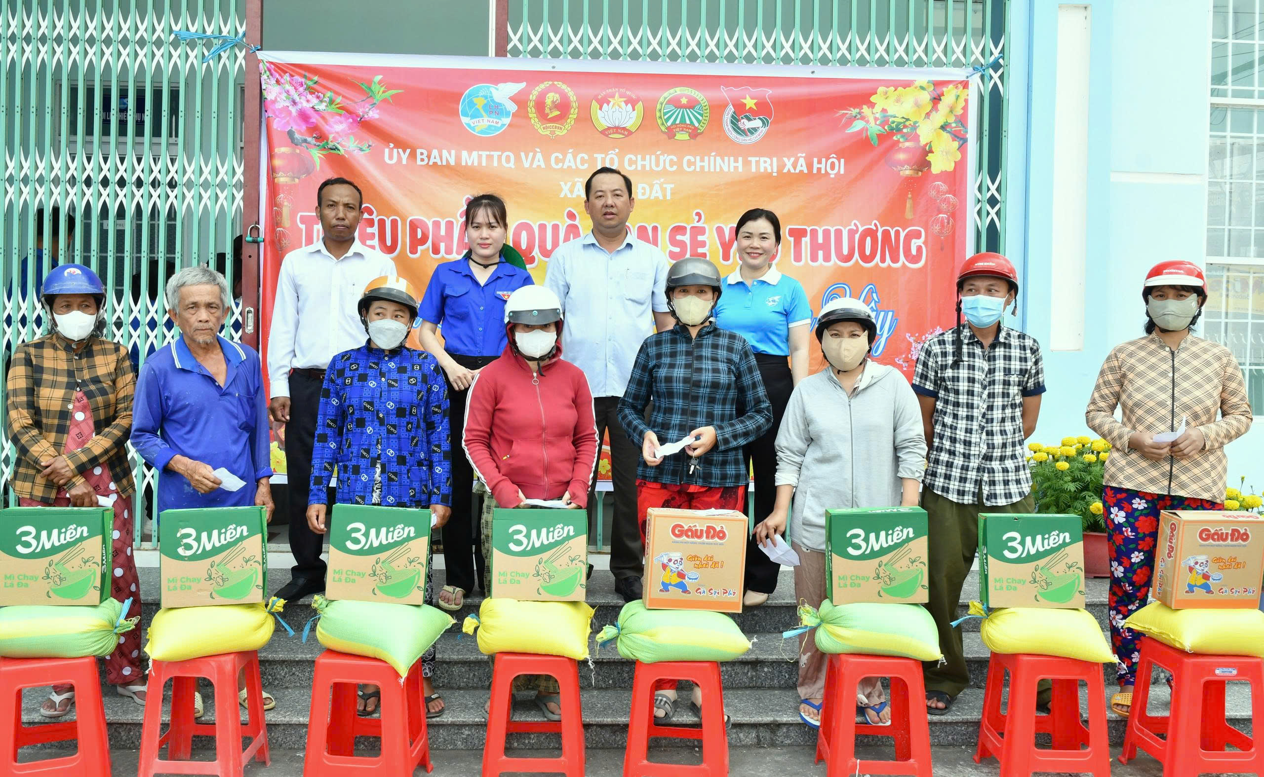 Trong đó, Uỷ ban MTTQ Việt Nam xã Hòn Đất đã trao tặng 310 suất quà, mỗi suất trị 500 nghìn đồng tiền mặt; trao tặng 6 suất quà, mỗi suất 2 triệu đồng cho 6 hộ gia đình có nhà ở bị thiệt hại do thiên tai. Đồng thời, trao tặng 140 phần quà gồm 10 kg gạo, mì, nhu yếu phẩm phục vụ cho sinh hoạt gia đình. Tổng kinh phí trong đợt trao tặng quà này là hơn 200 triệu đồng do Ủy ban MTTQ Việt Nam tỉnh An Giang, Công ty xổ số kiến thiết Kiên Giang, Công an Thành phố Cần Thơ, Ngân hàng chính sách xã hội Phòng giao dịch Hòn Đất, Chùa Thanh Lương Tự xã Hòn Đất, các mạnh thường quân trong và ngoài địa tài trợ. Theo đồng chí Vũ Văn Nghĩa – Chủ tịch Ủy ban MTTQ Việt Nam xã Hòn Đất cho biết: Trong dịp tết nguyên đán Bính Ngọ năm 2026, Ủy ban MTTQ Việt Nam xã tiếp nhận và trao tặng 950 suất quà tết cho đối tượng là hộ nghèo, hộ cận nghèo, hộ có hoàn cảnh khó khăn, bệnh nhân nghèo, học sinh nghèo vượt khó học giỏi với tổng kinh phí trên 300 triệu đồng. Thu Hương