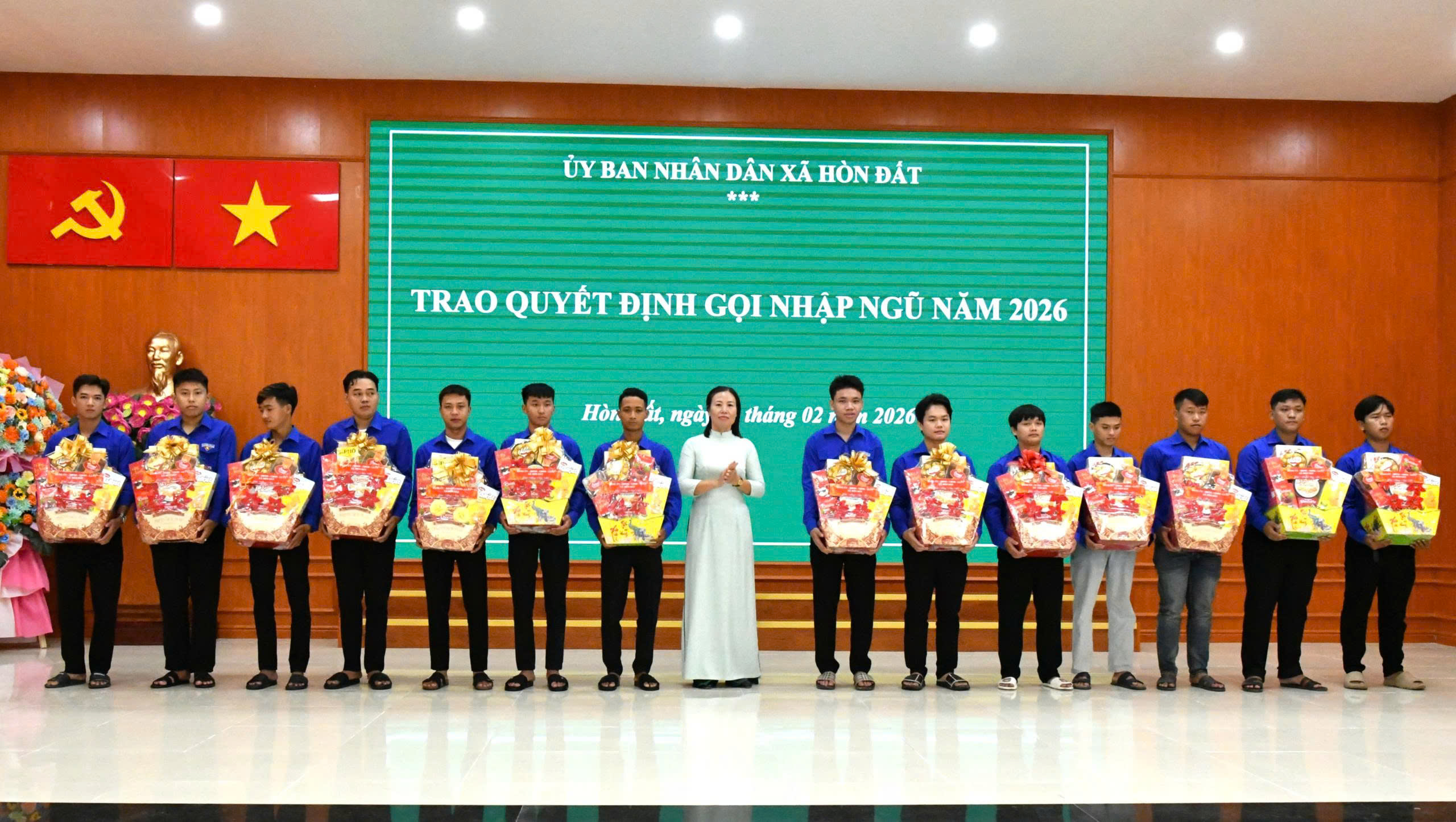 Ảnh 3: Đồng chí Phạm Thu Thủy - Phó Bí thư Đảng ủy, Chủ tịch UBND xã Hòn Đất, Chủ tịch Hội đồng nghĩa vụ quân sự xã Hòn Đất tặng quà tết cho thanh niên sẳn sàng nhập ngũ năm 2026.