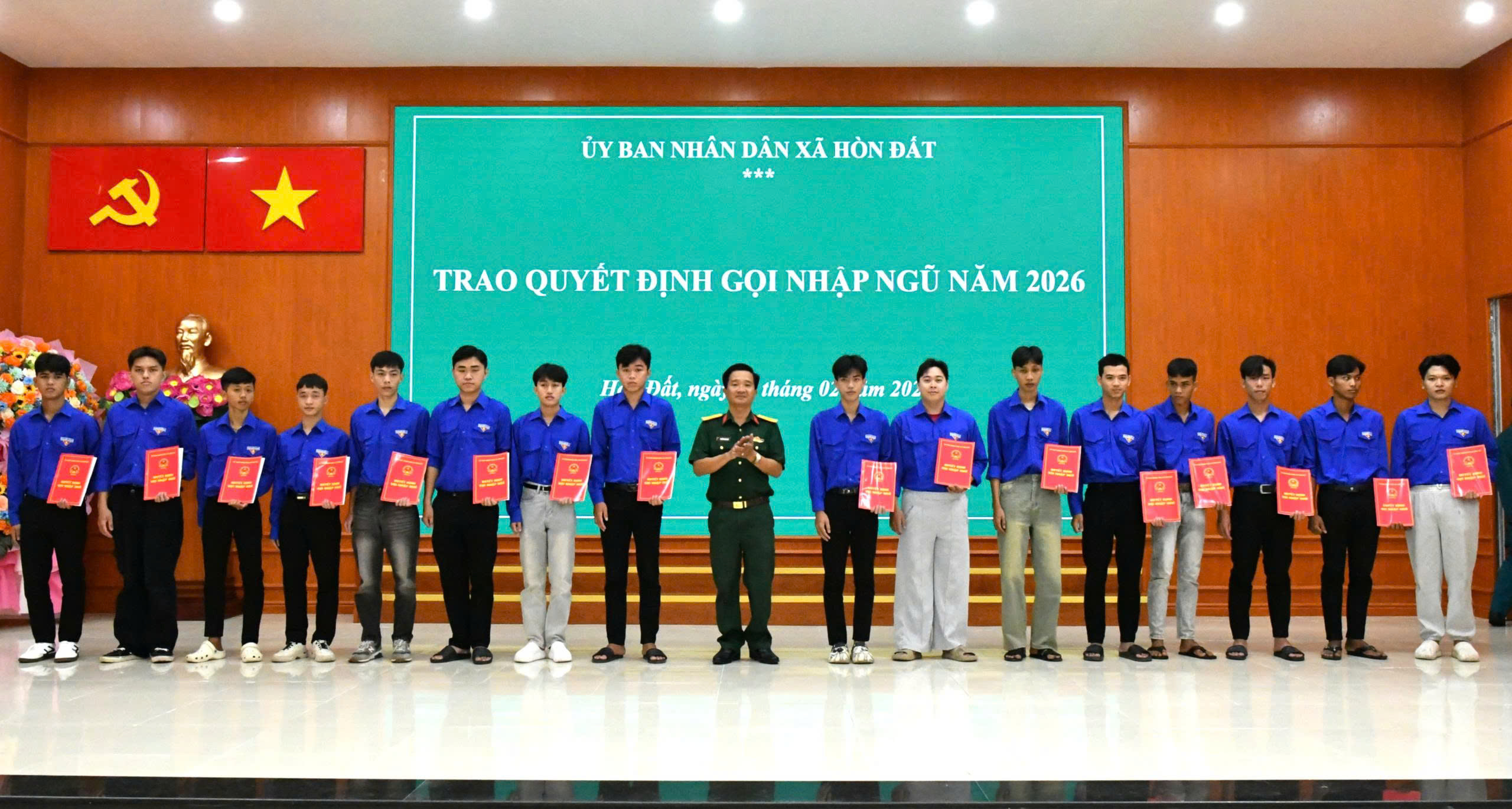 Ảnh 2: Trung tá Nguyễn Hoàng Nhớ - Chỉ huy trưởng Bna chỉ huy quân sự xã Hòn Đất trao quyết định gọi nhập ngũ năm 2026