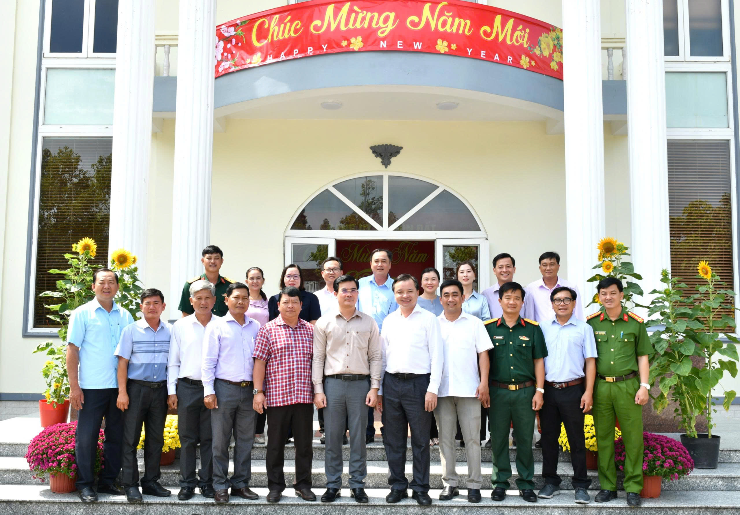 Ảnh 2: Lãnh đạo 2 địa phương chụp ảnh lưu niệm 