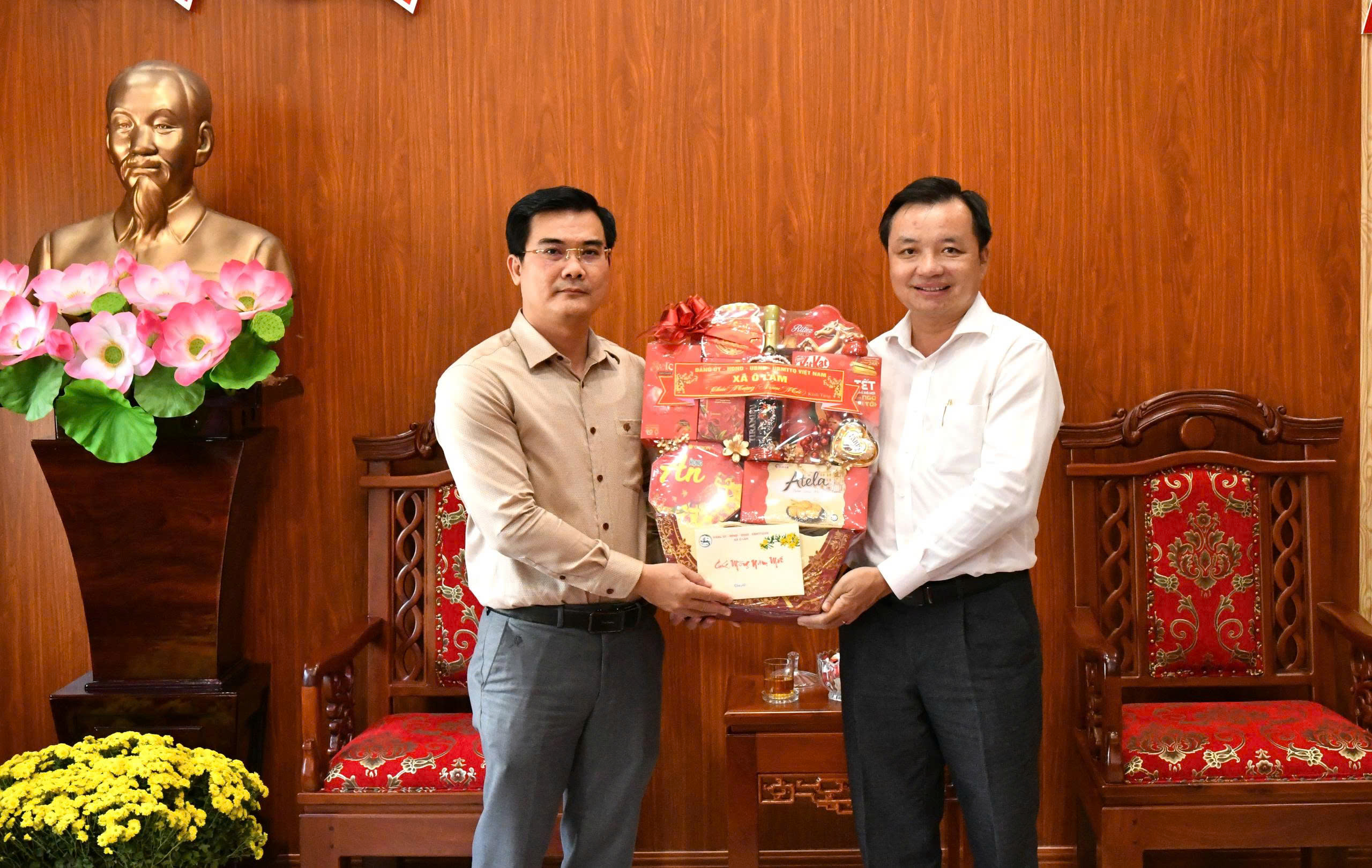 Ảnh 1: Đồng chí Tiêu Đình Hiếu Nhân Trung – Phó Bí thư thường trực Đảng uỷ xã Ô Lâm chúc tết tặng quà Đảng uỷ xã Hòn Đất