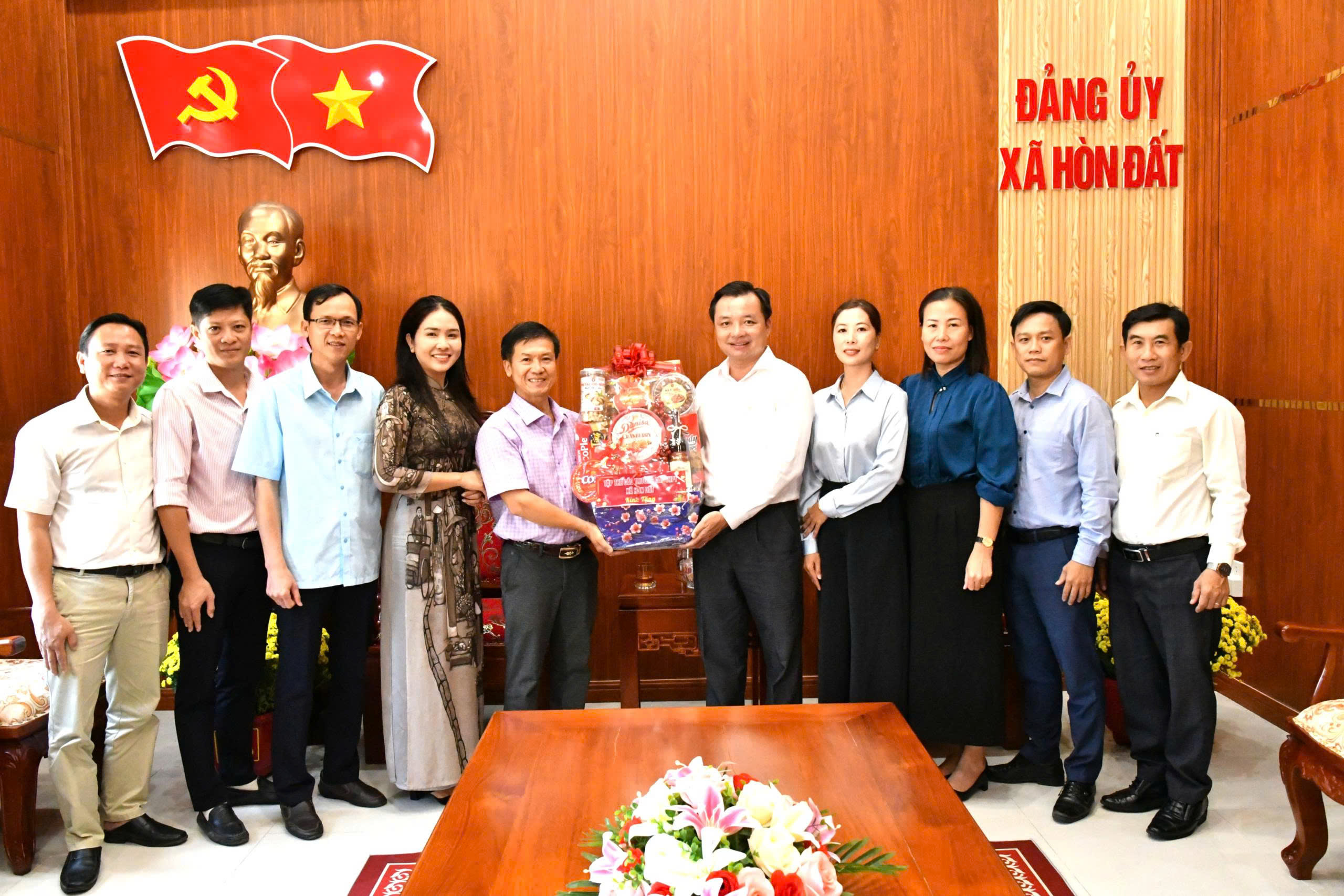 Ảnh 1: Trường THPT Hòn Đất chúc tết Đảng uỷ xã Hòn Đất