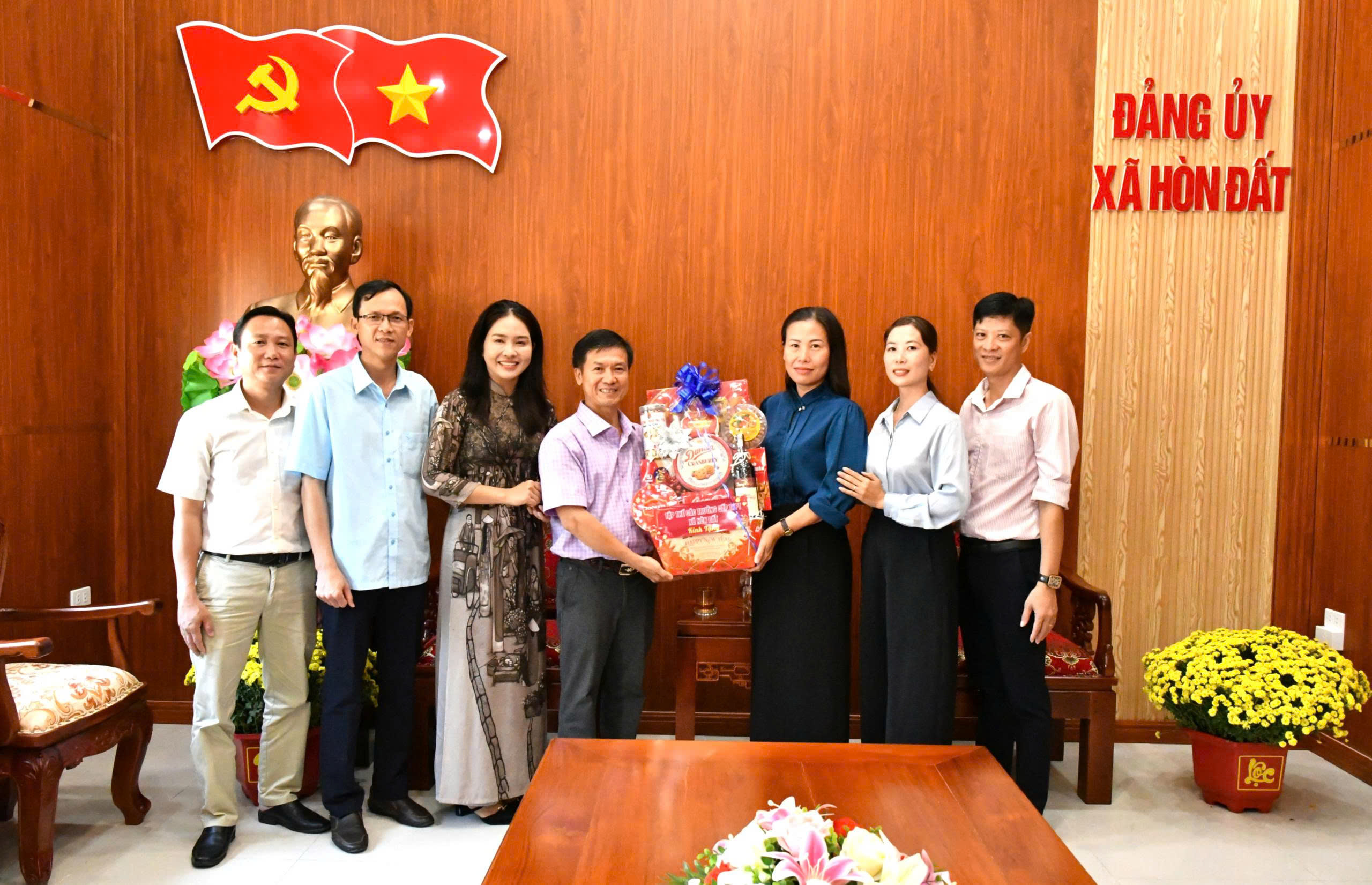 Ảnh 2: Các đơn vị trường THPT trên đại bàn xã Hòn Đất chúc tết UBND xã