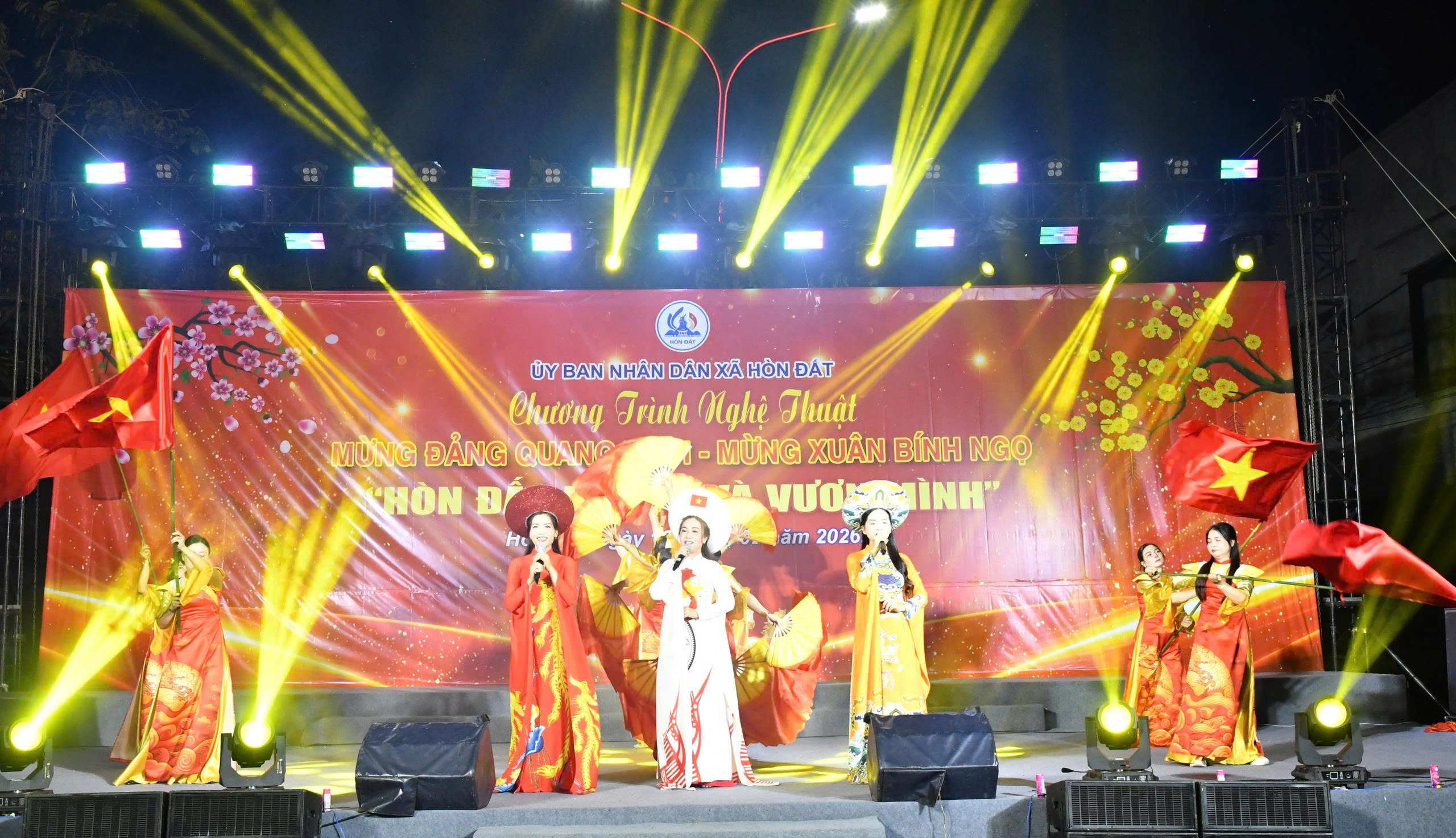 Tiết mục đơn ca kết hợp múa phụ họa “Hào khí Việt Nam”.