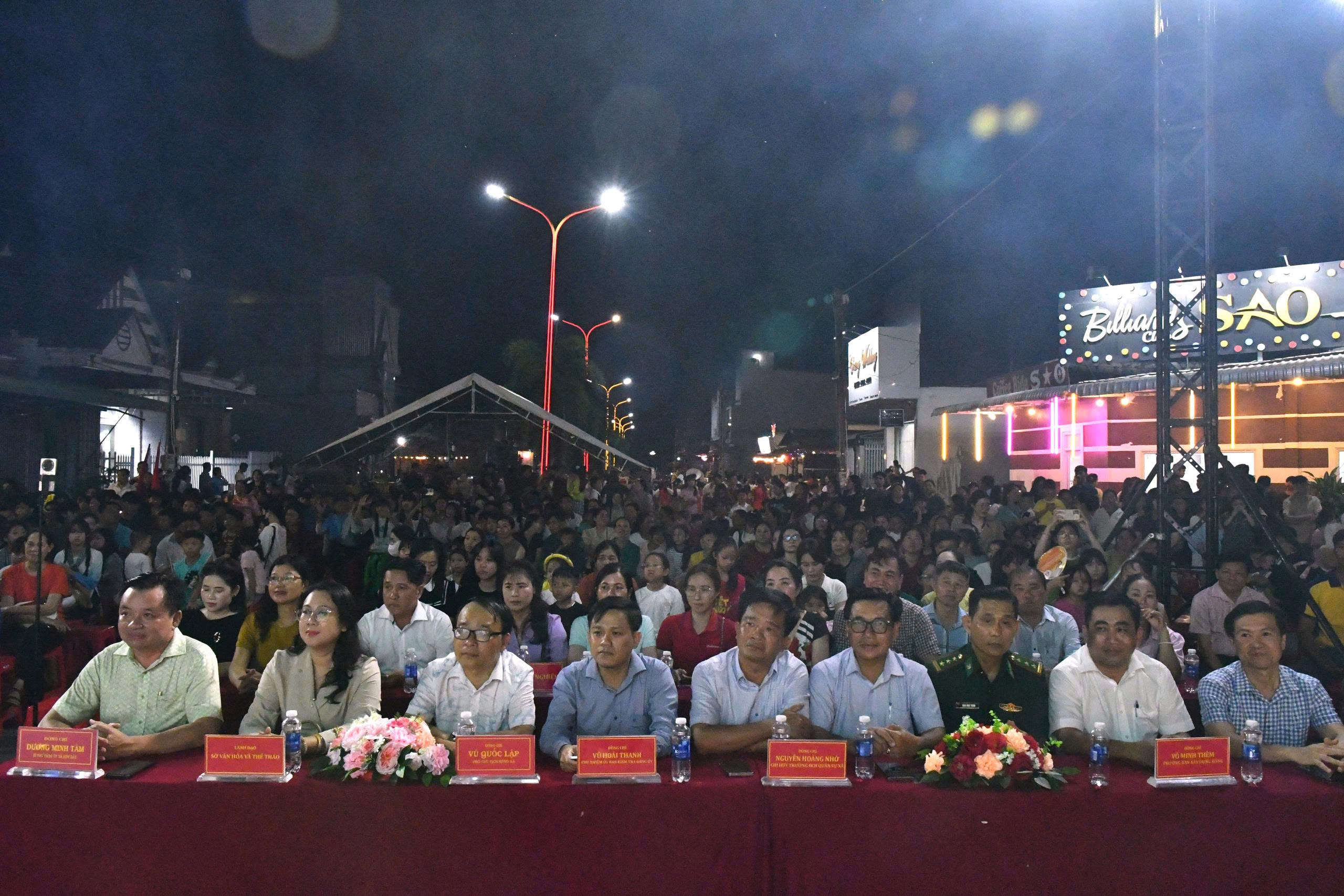 Anh 1: Đại biểu dự chương trình nghệ thuật với chủ đề “Hòn Đất hội tụ và vươn mình”