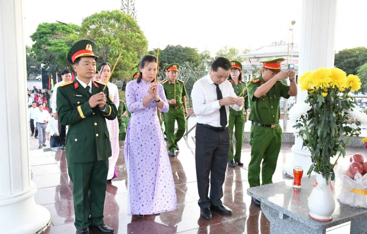 Ảnh 2: Lảnh đạo xã Hòn Đất dâng hương tại tượng đài liệt sĩ