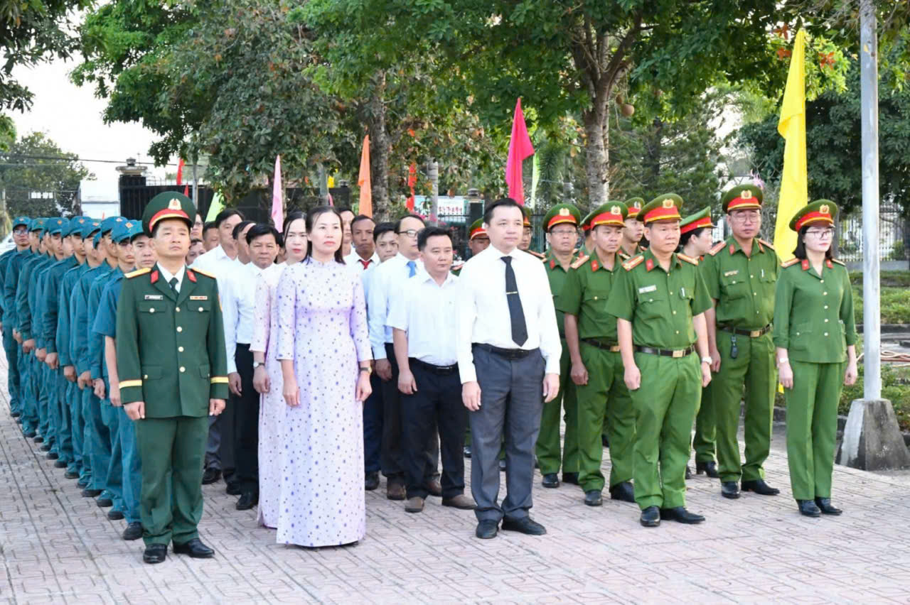 Ảnh 1: Đoàn Dân Quân chính đảng xã Hòn Đất viếng nghĩa trang liệt sĩ Hòn Đất nhân dịp tết nguyên đán Bính Ngọ 2026